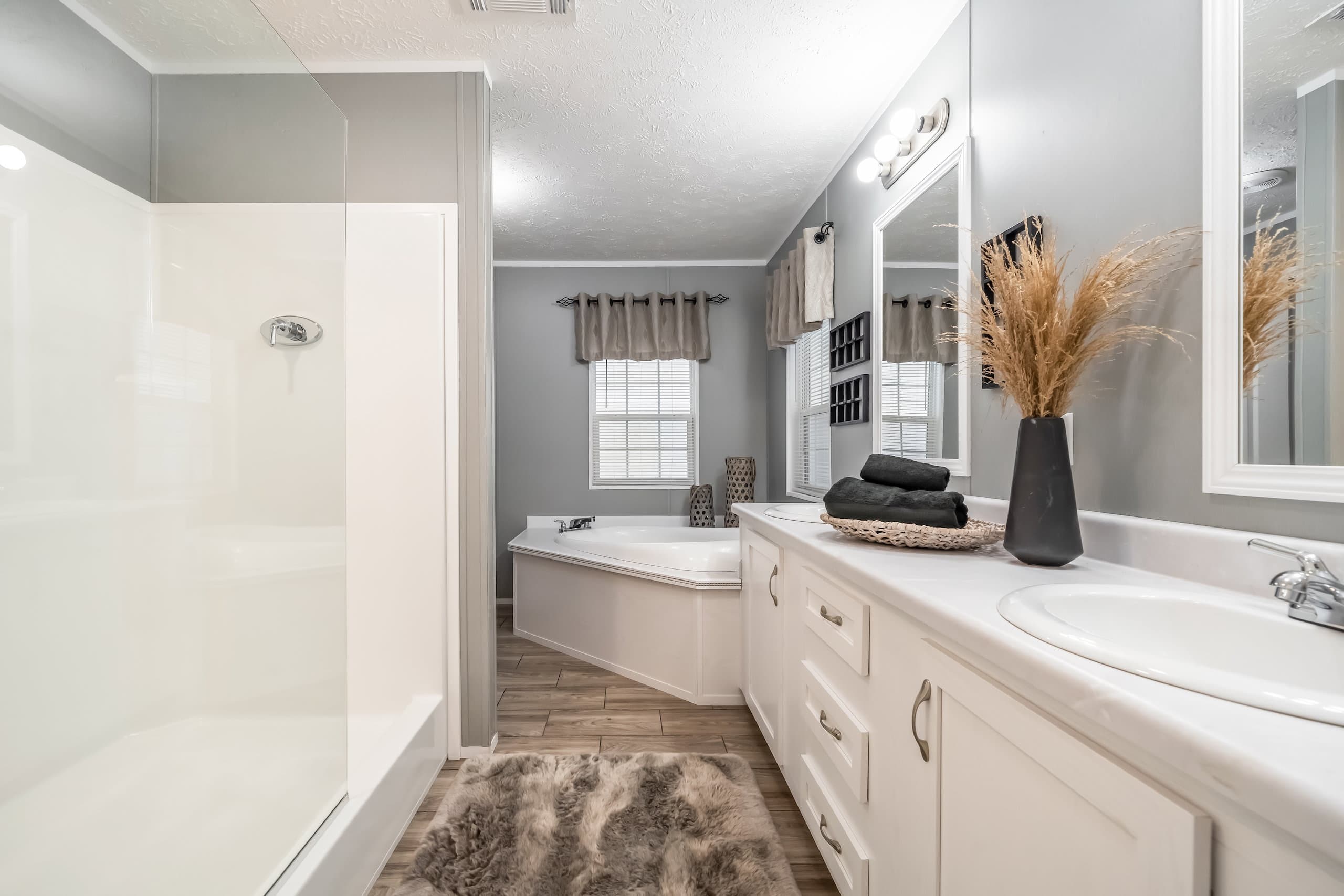 Md-50 bathroom home features