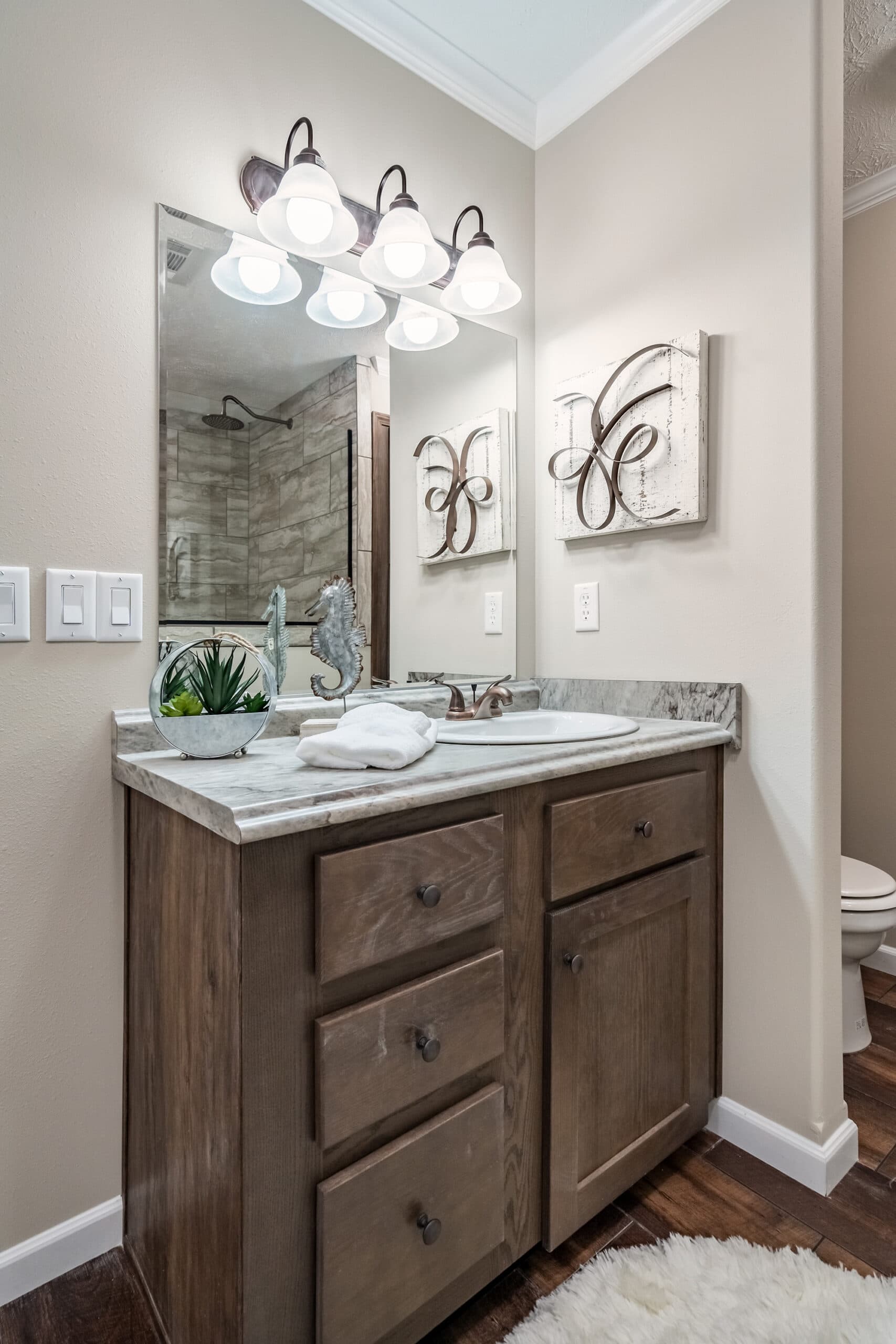 Kb-3245 bathroom home features
