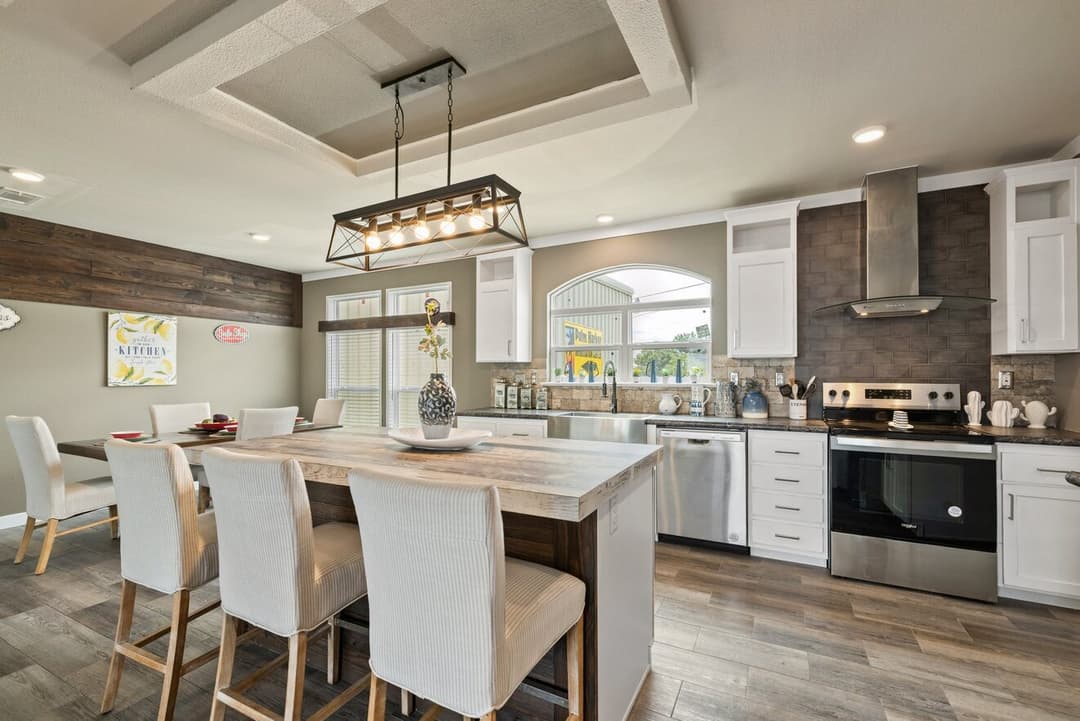 El rancho kitchen home features