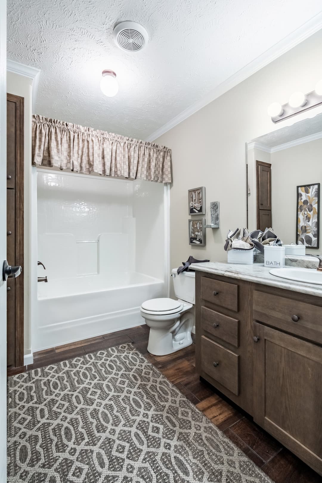 Kb-3245 bathroom home features
