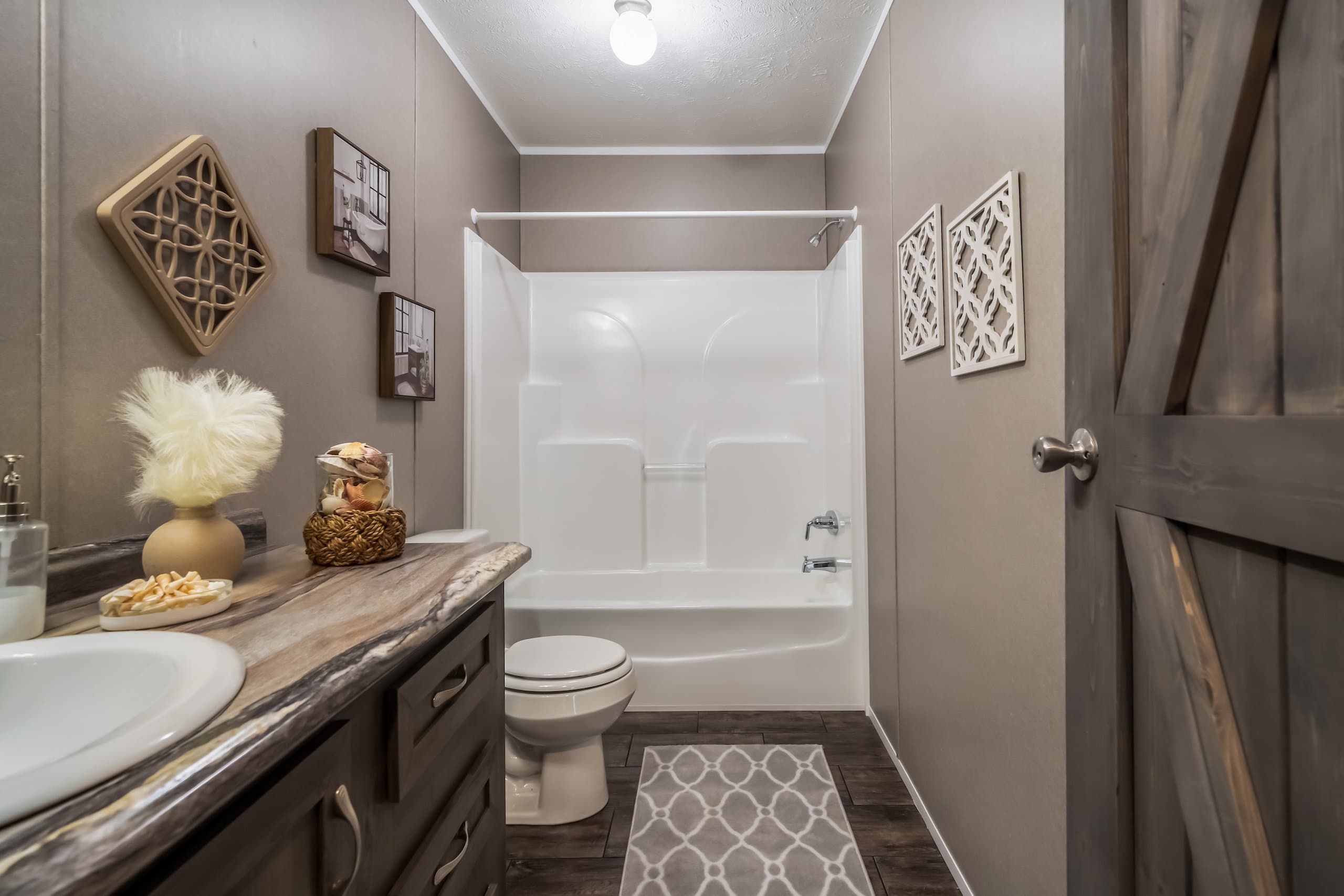 Md-44-32 bathroom home features