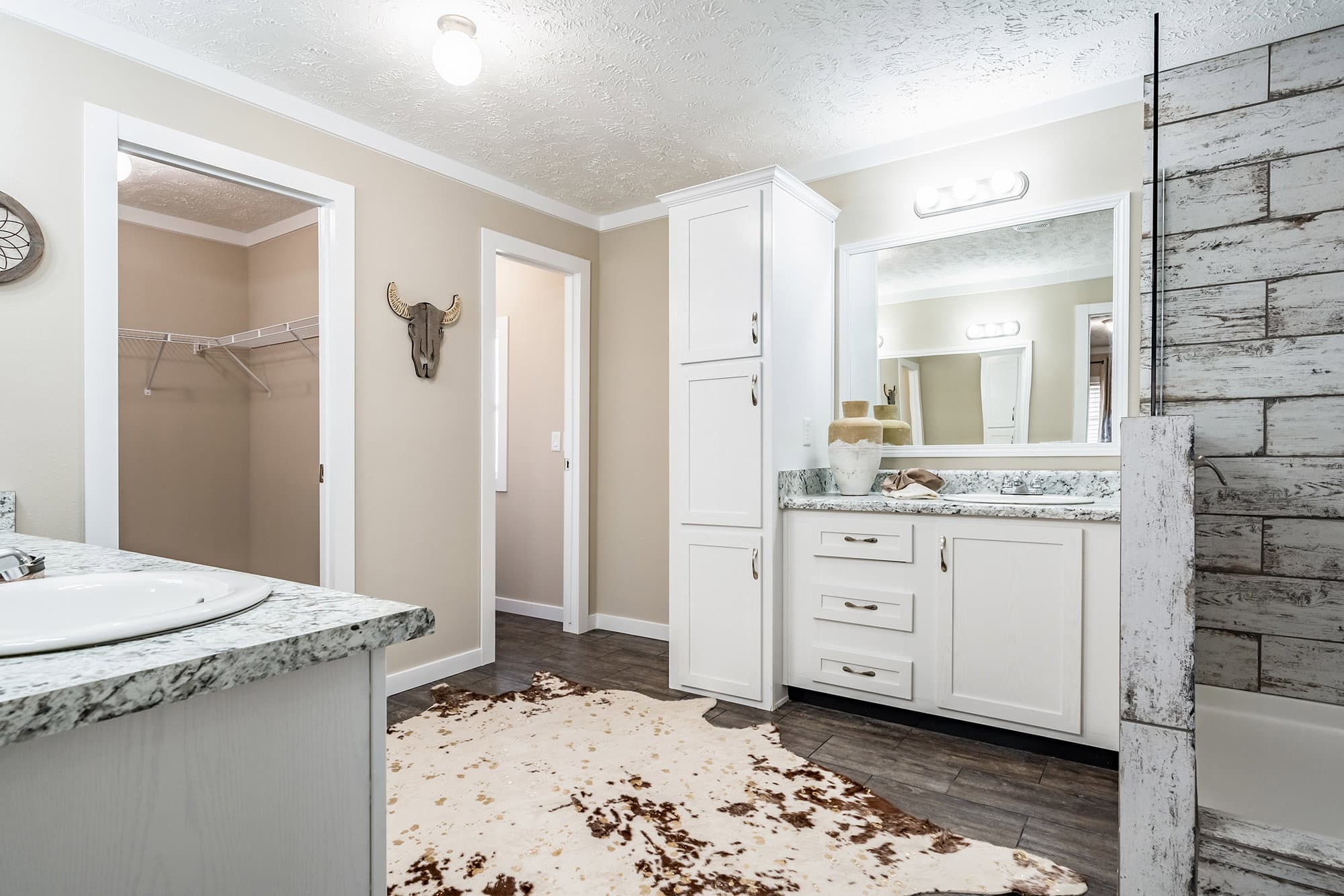 Md-42-32 bathroom home features