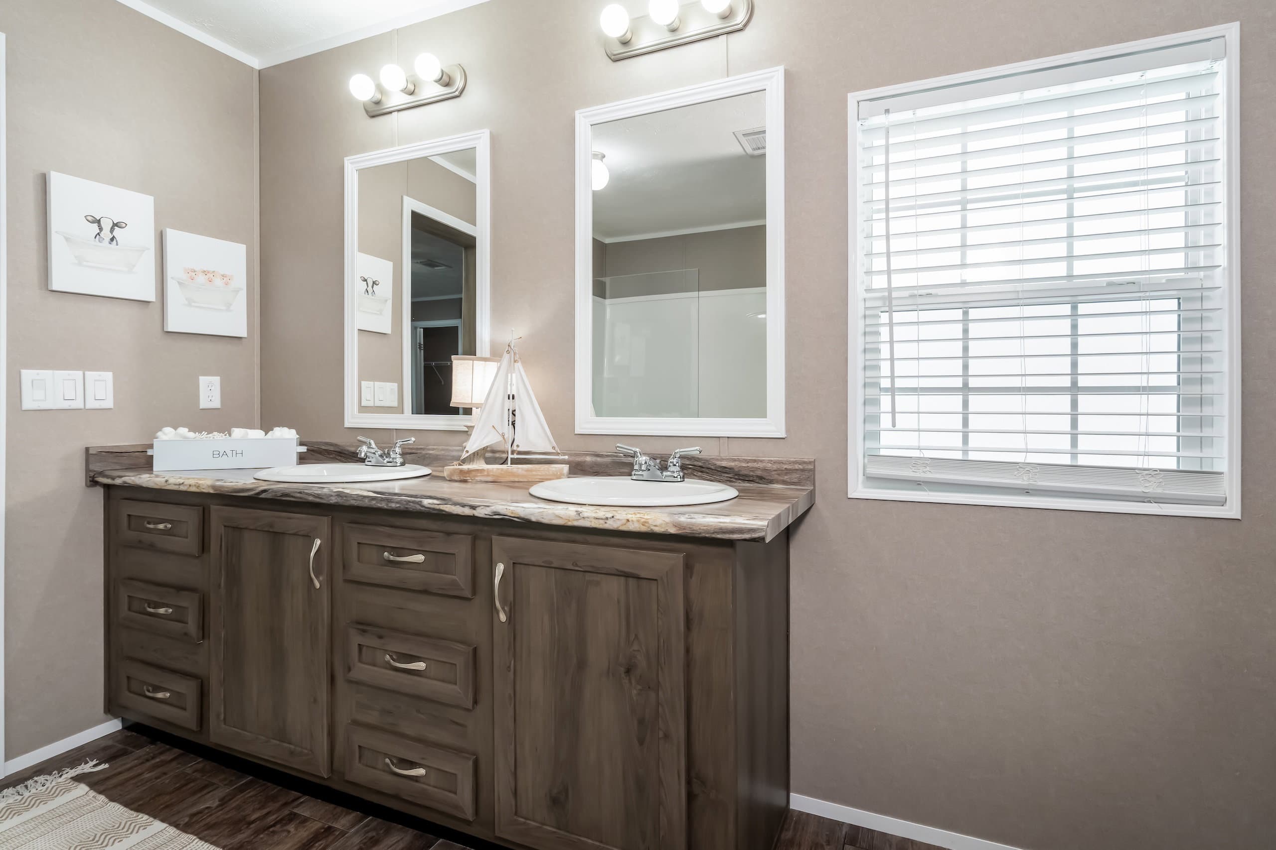 Md-44-32 bathroom home features