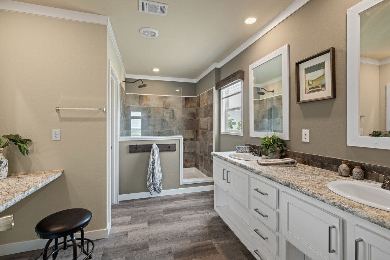 El rancho bathroom home features