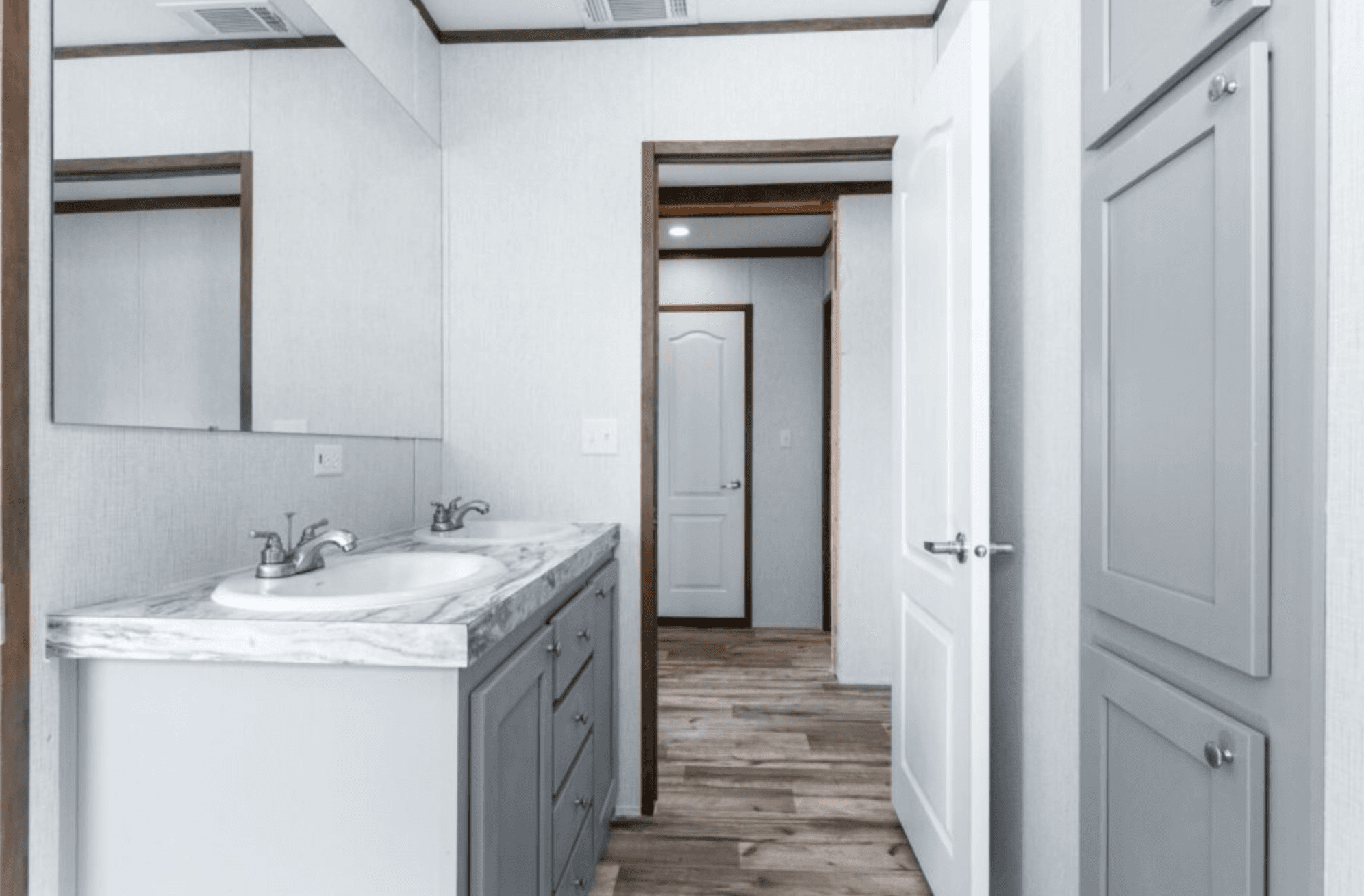 Hogan bathroom home features
