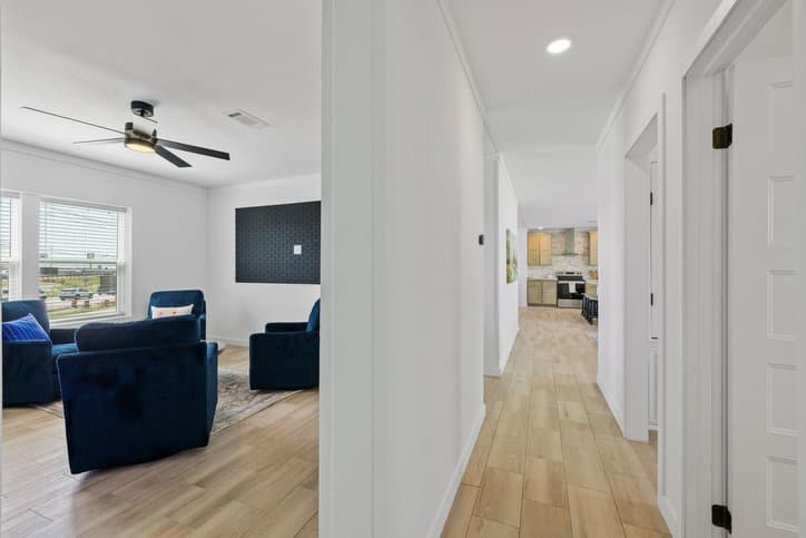 Luxe haven 32724a interior home features