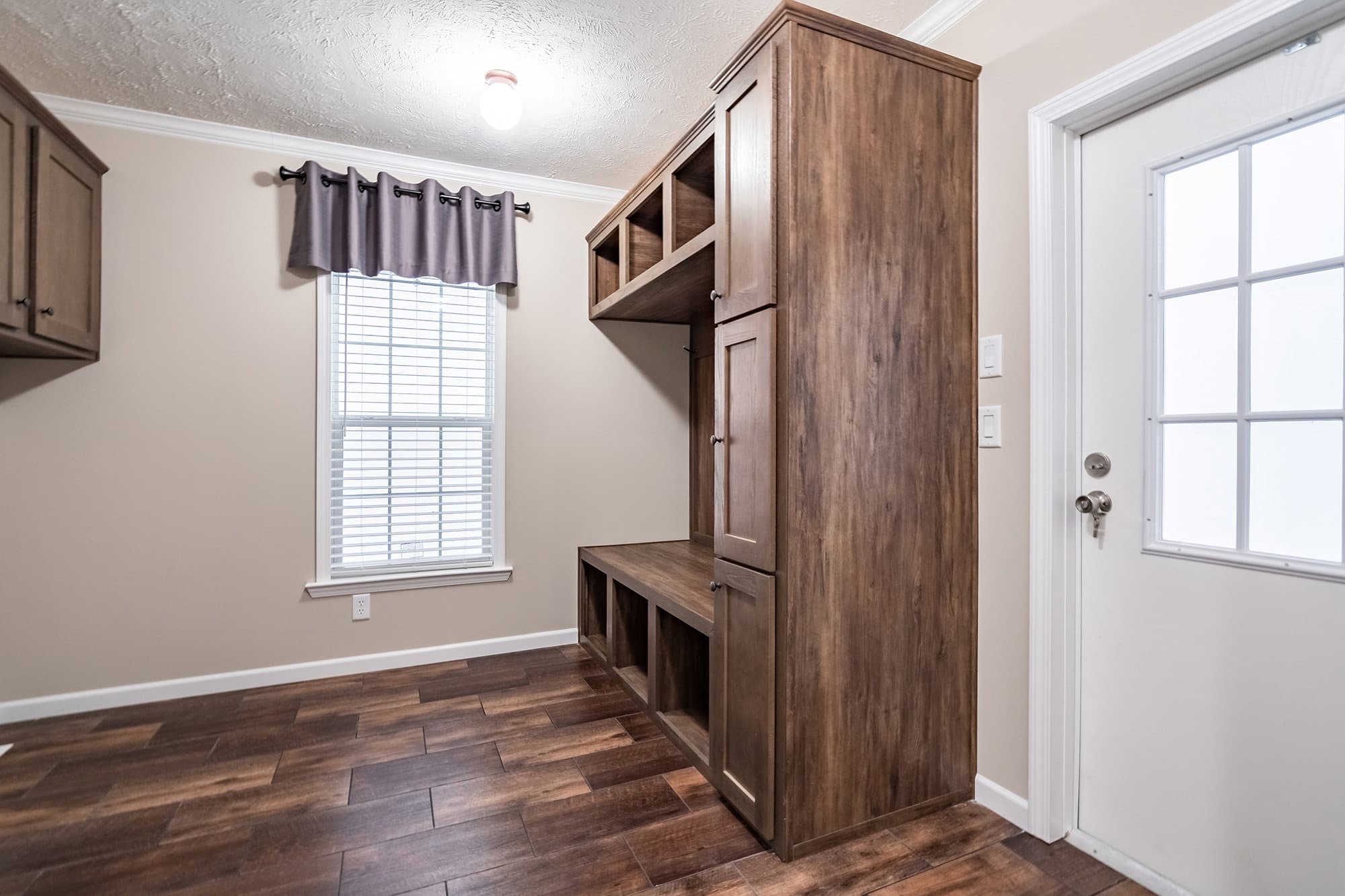 Kb-3245 interior home features