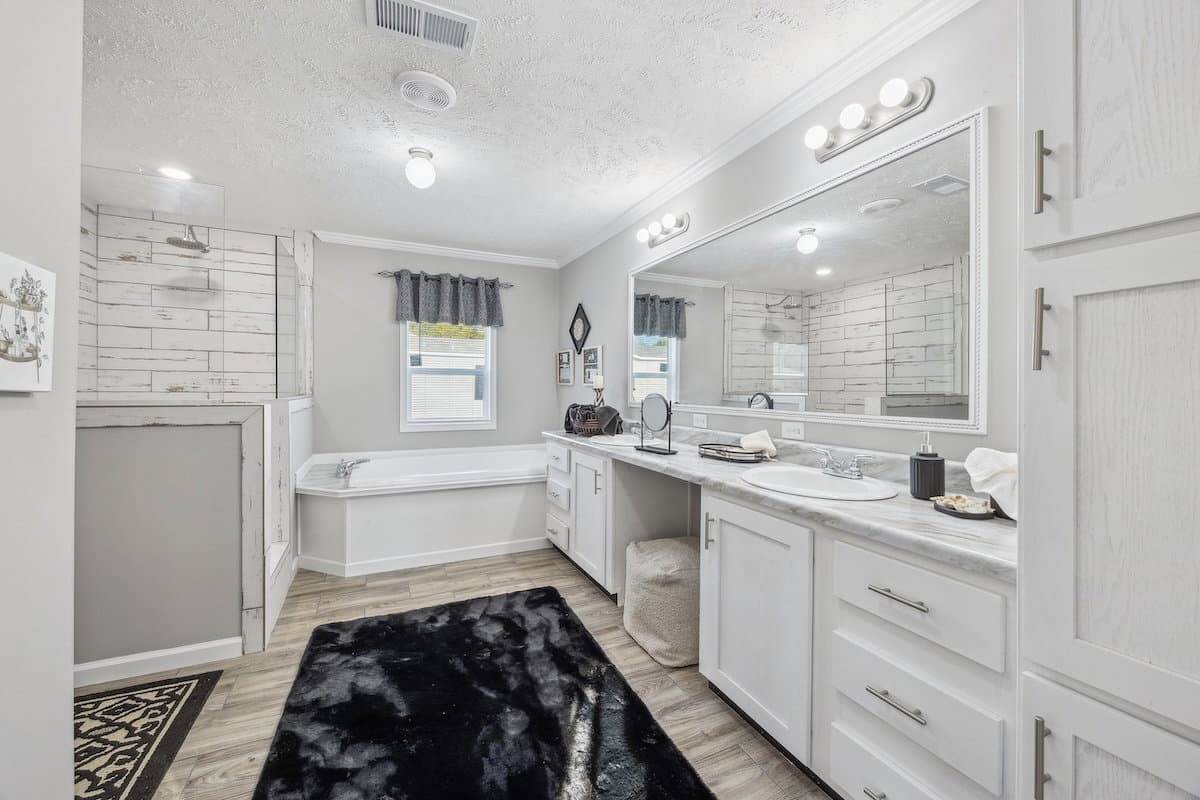 Md-43-32 bathroom home features