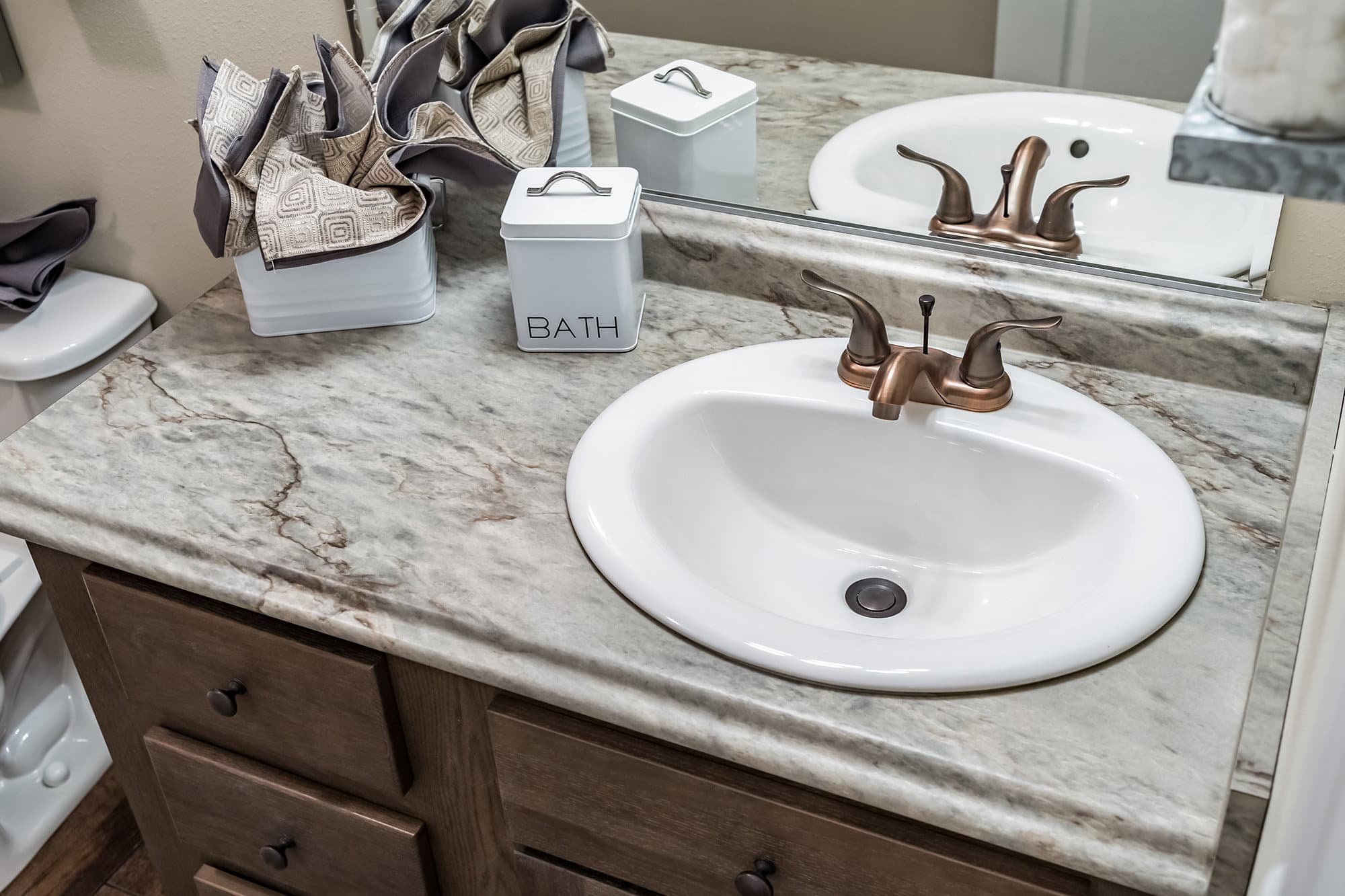 Kb-3245 bathroom home features