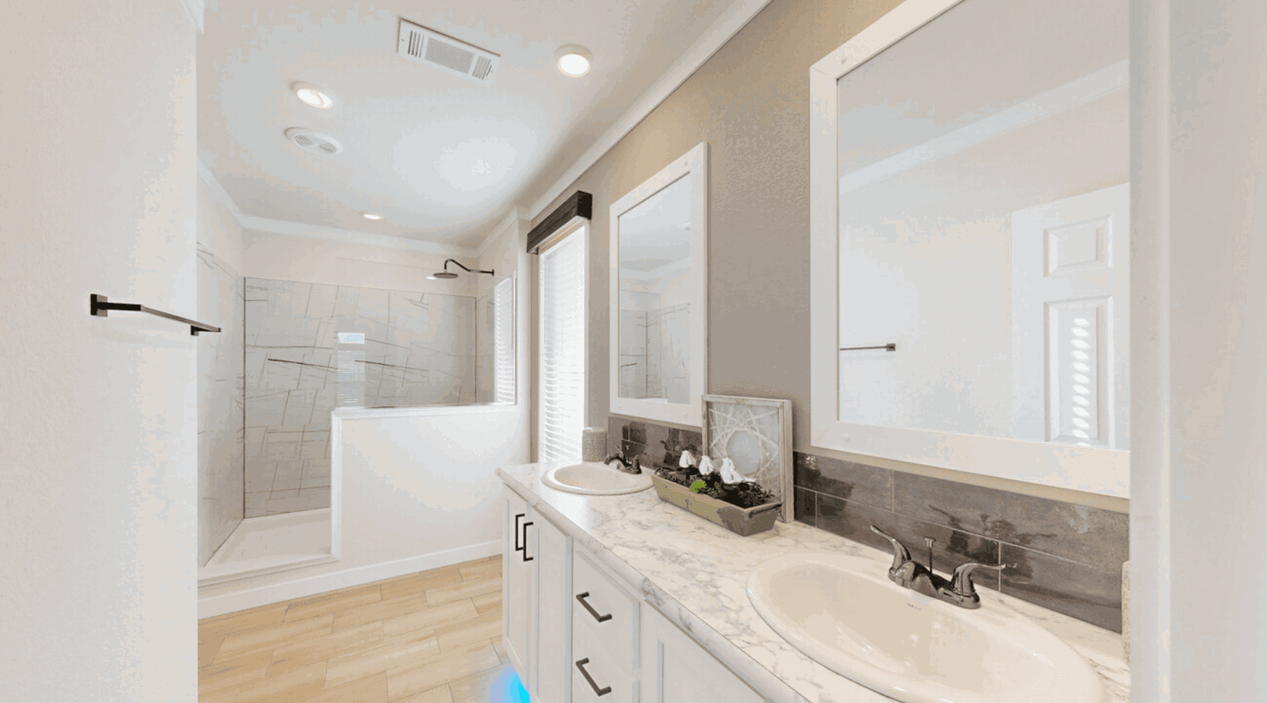 Cimarron 32563a bathroom home features