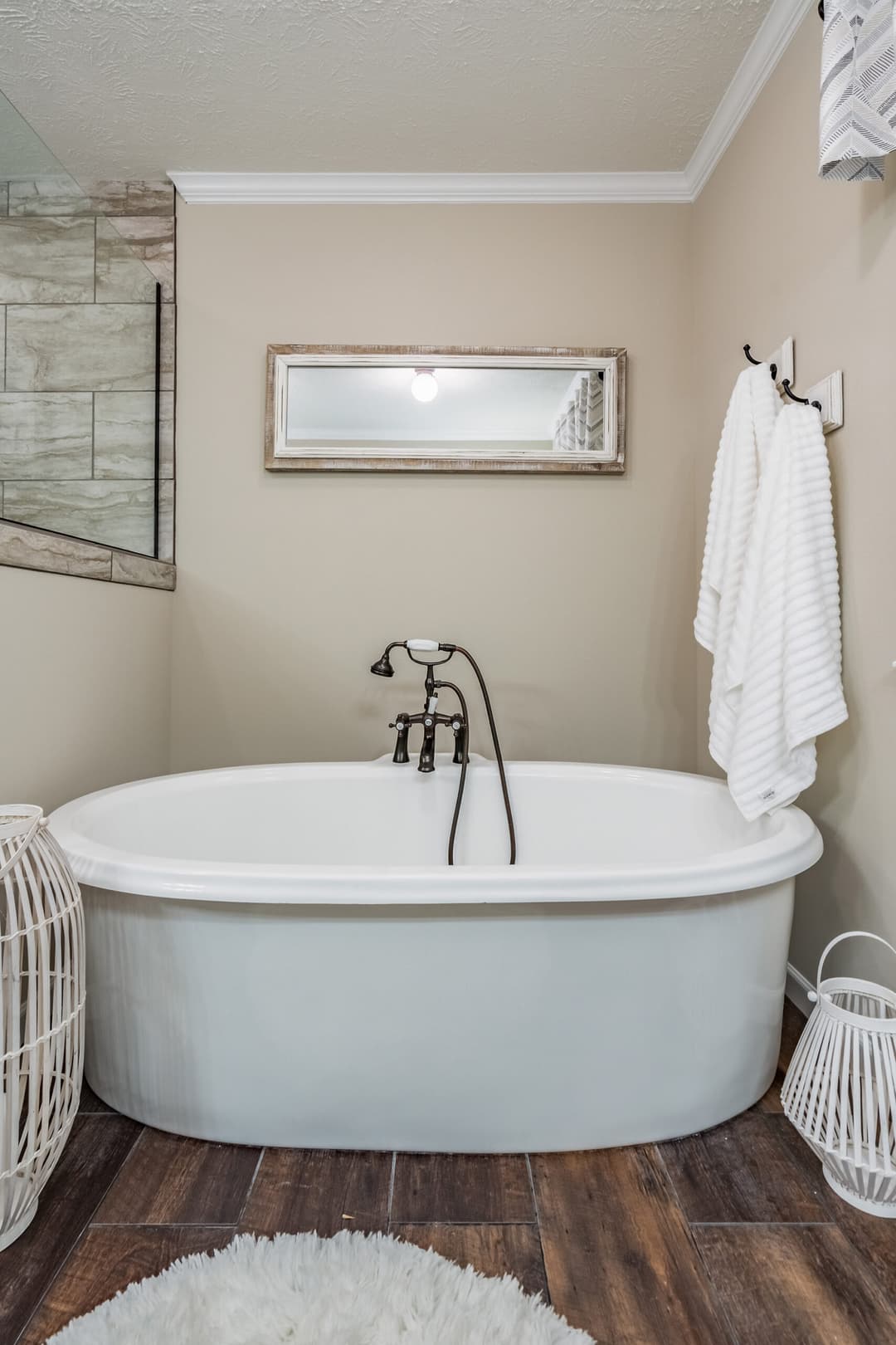 Kb-3245 bathroom home features