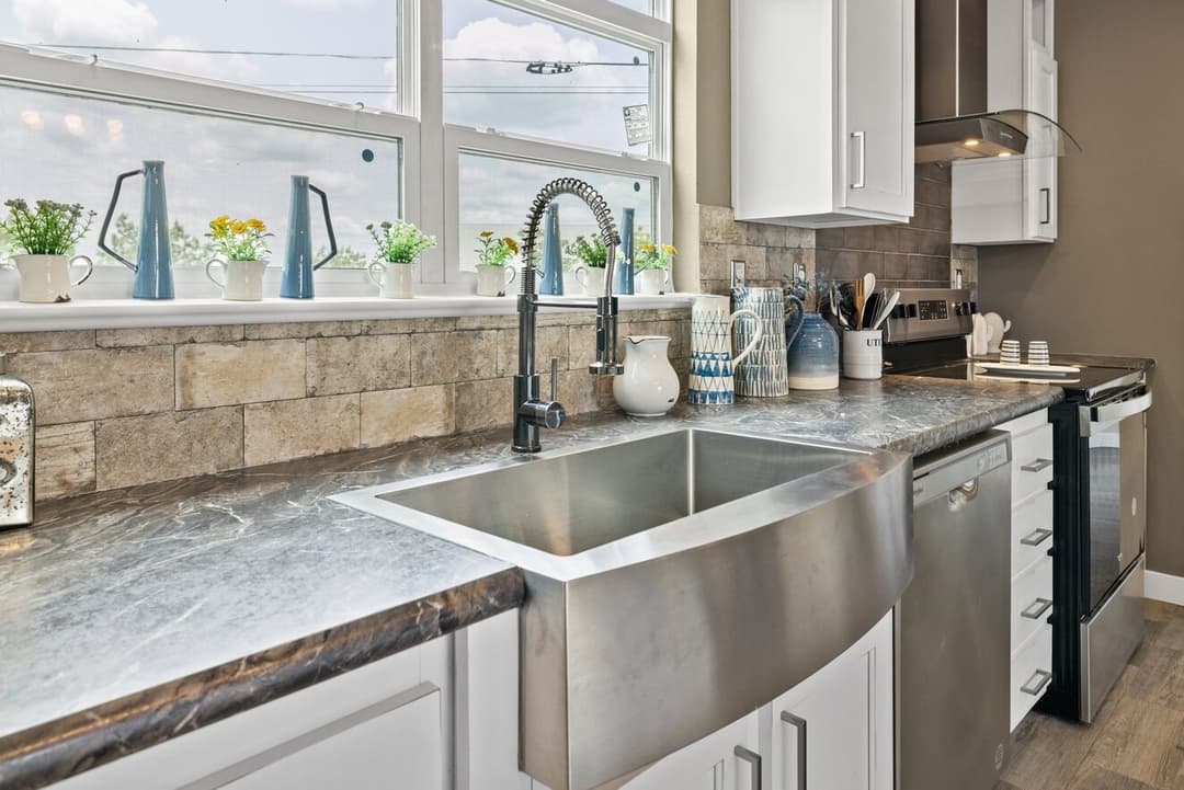 El rancho kitchen home features