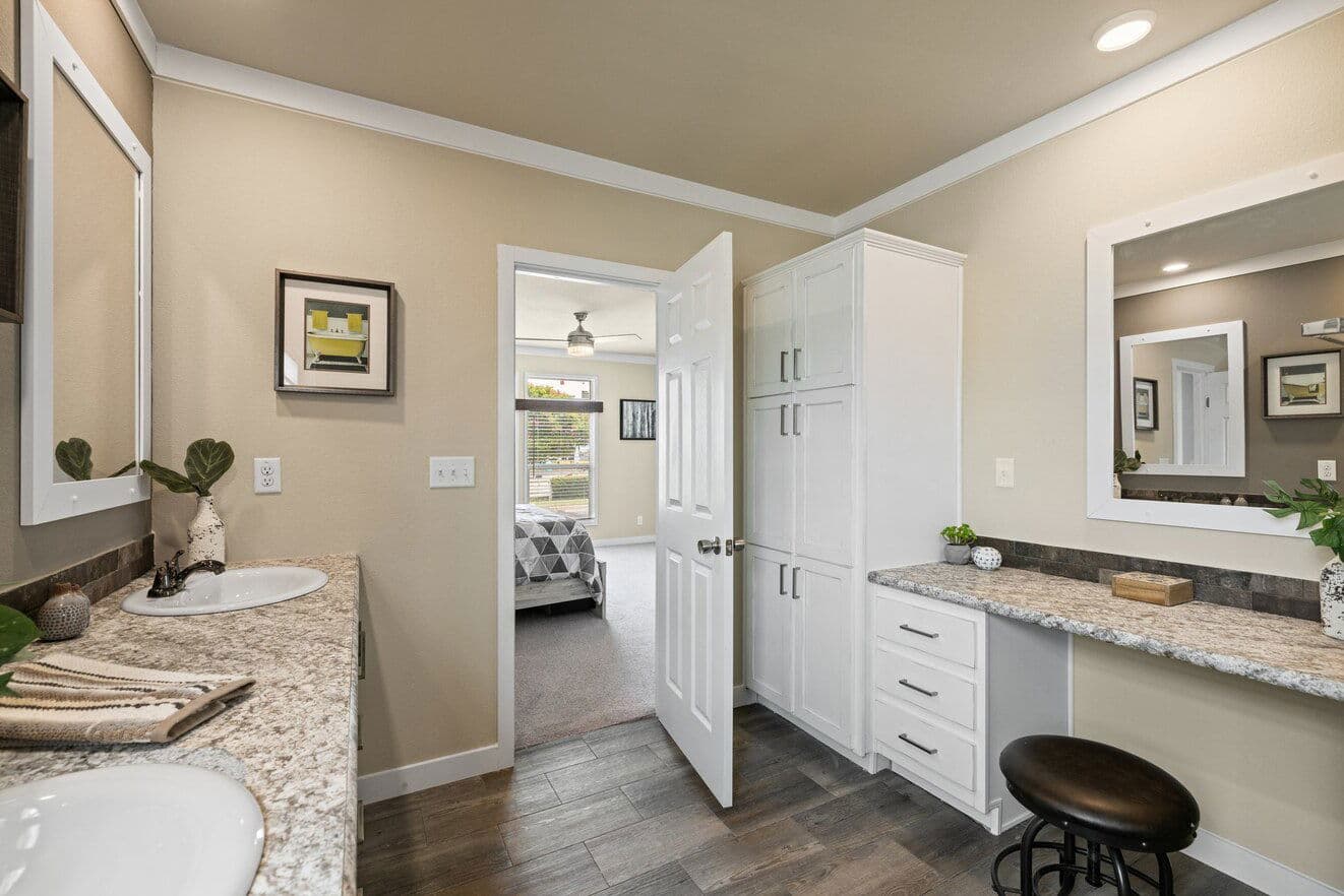 El rancho bathroom home features