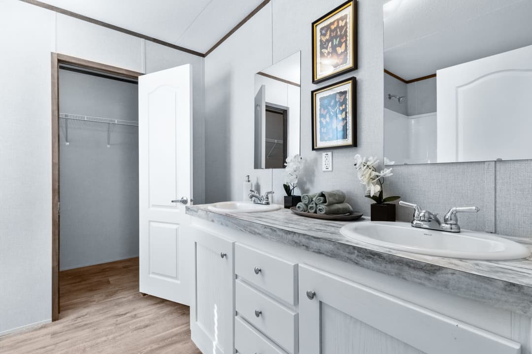 Rosewood doublewide bathroom home features