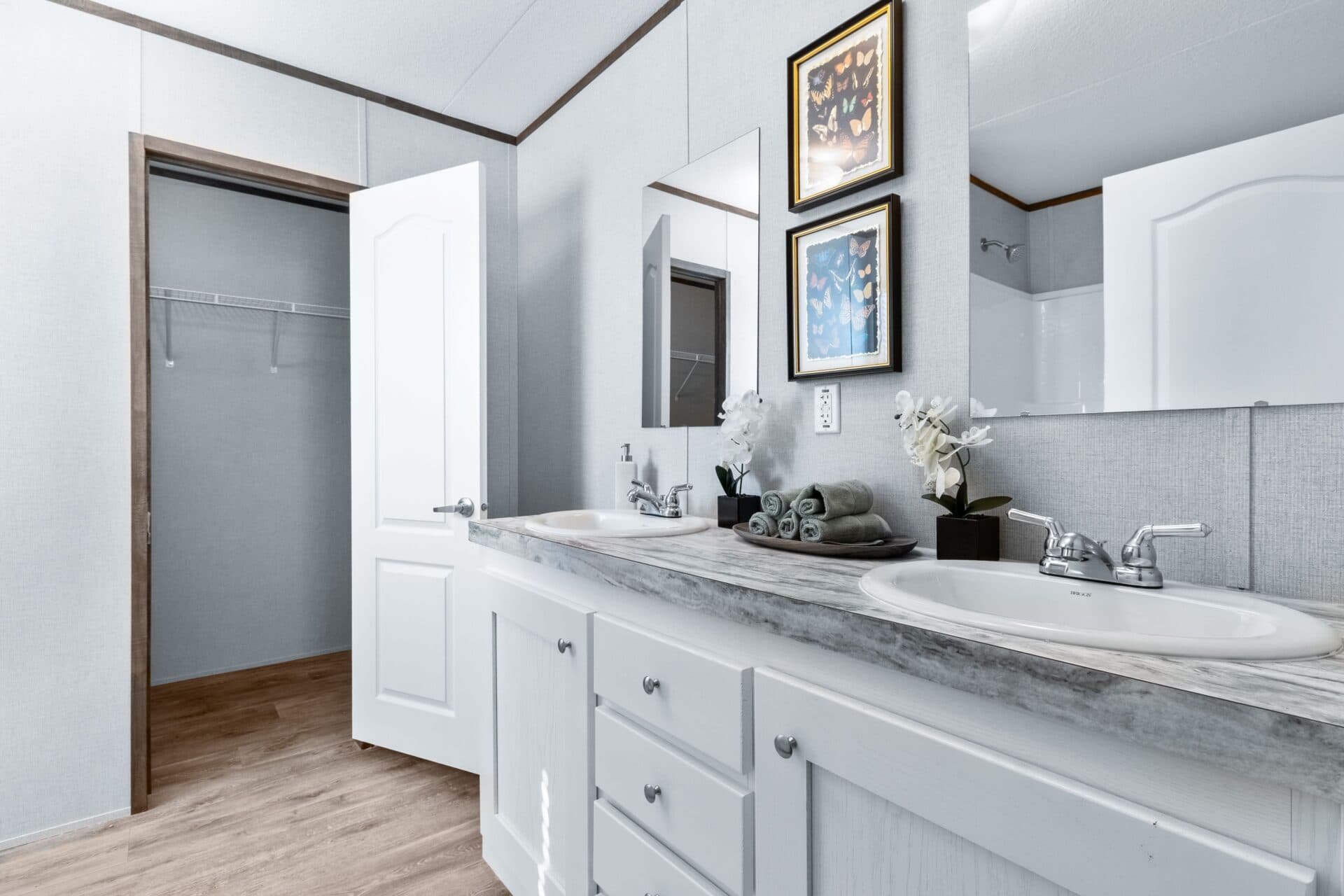 Rosewood doublewide bathroom home features
