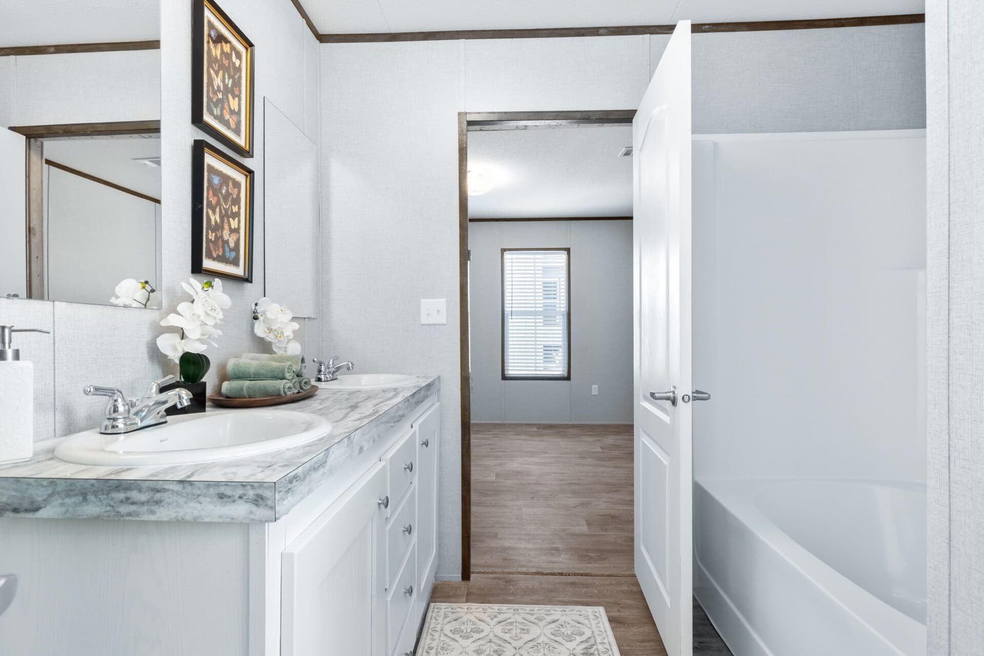 Rosewood doublewide bathroom home features