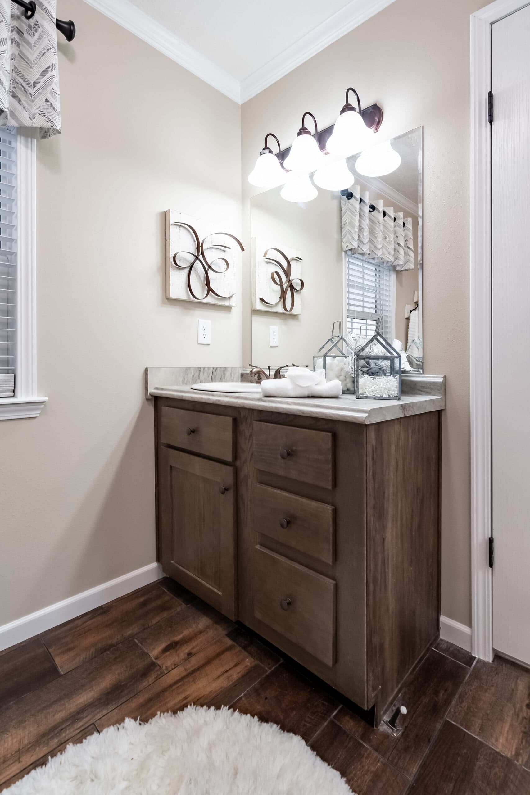 Kb-3245 bathroom home features