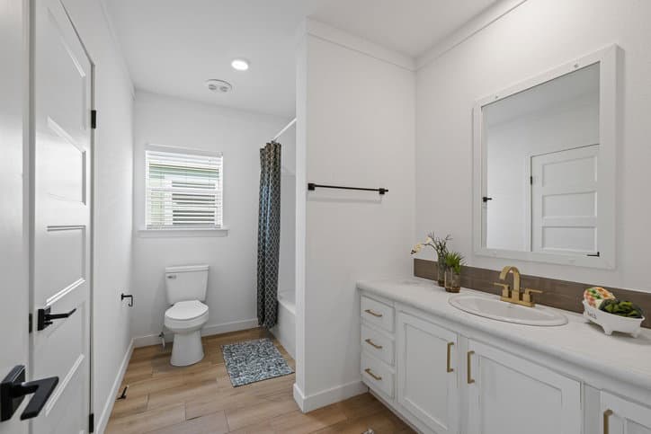 Luxe haven 32724a bathroom home features