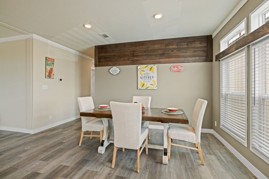 El rancho interior home features