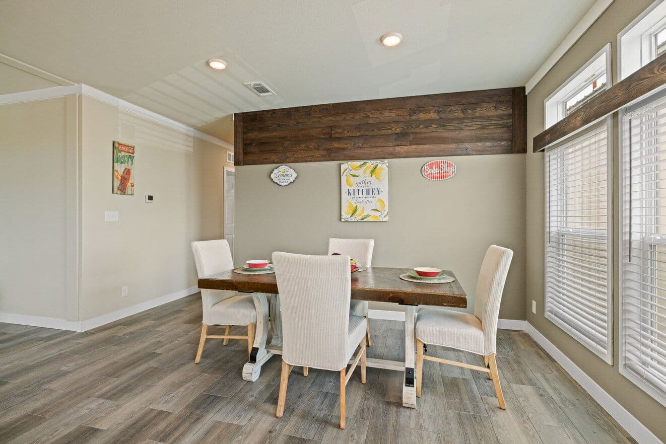 El rancho interior home features