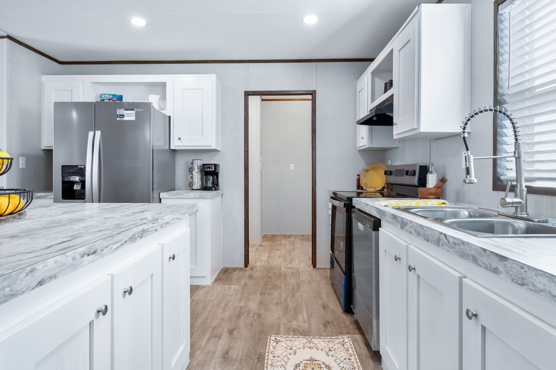 Rosewood doublewide bathroom home features