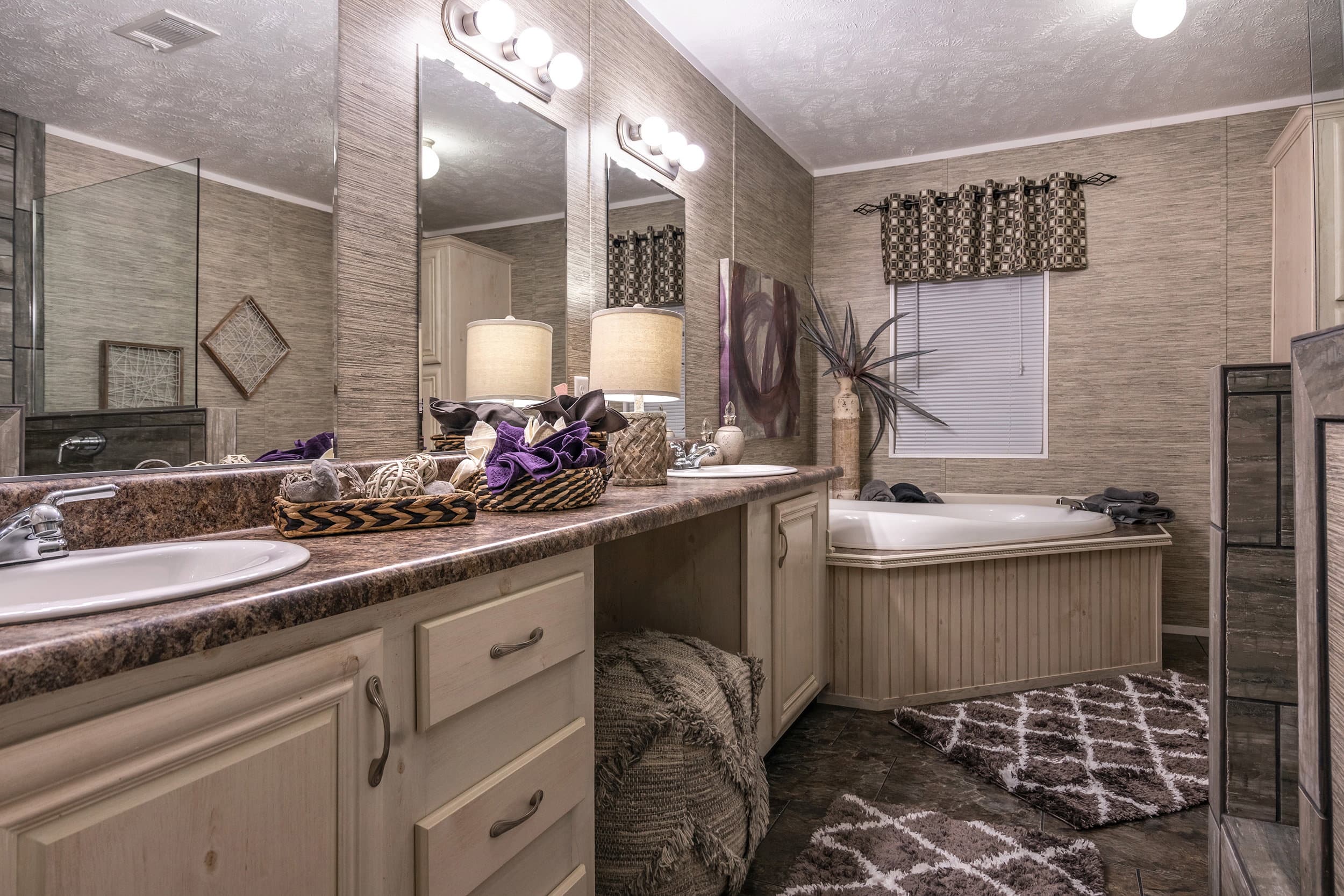 Md-38-32 bathroom home features