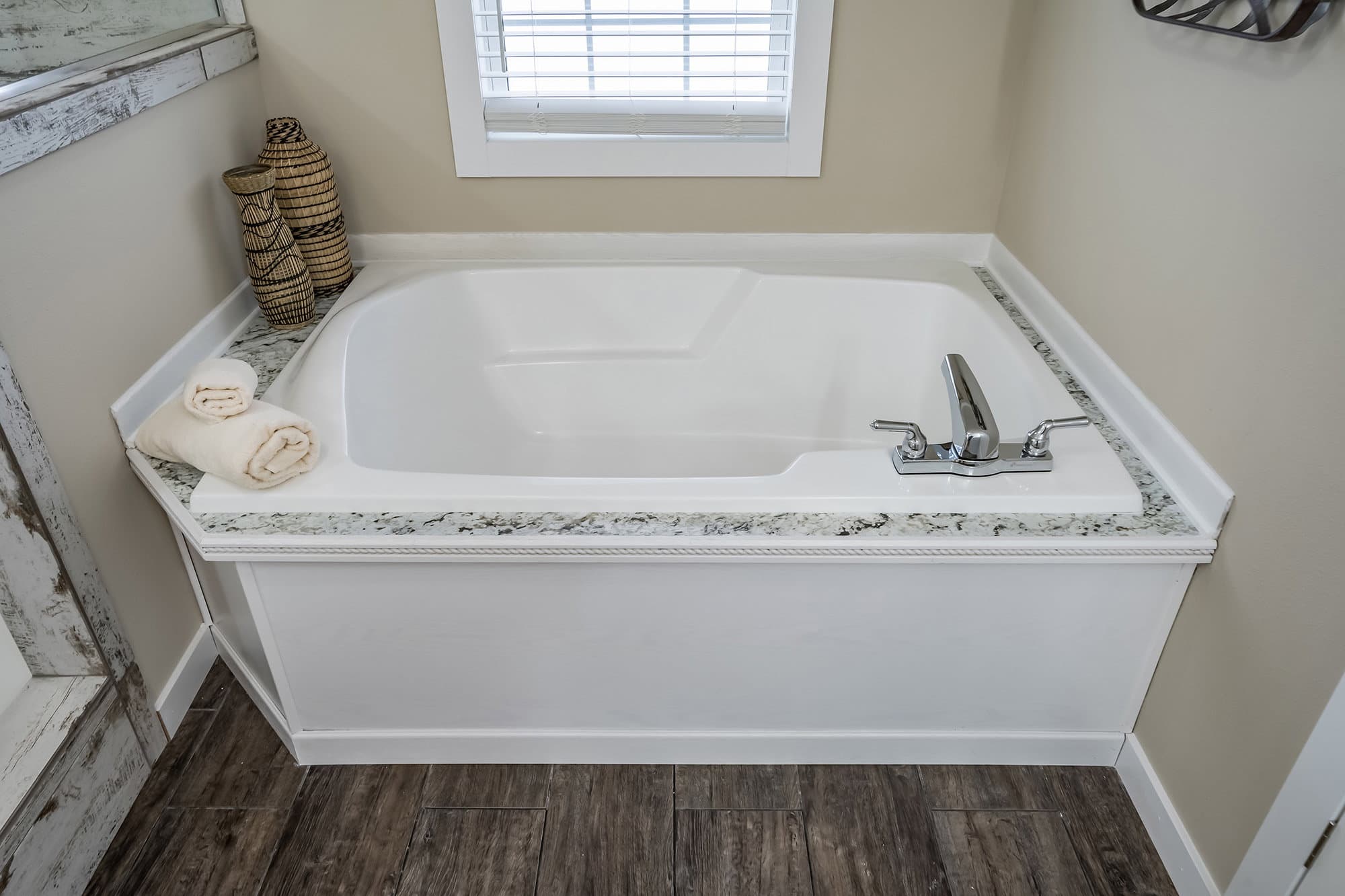 Md-42-32 bathroom home features