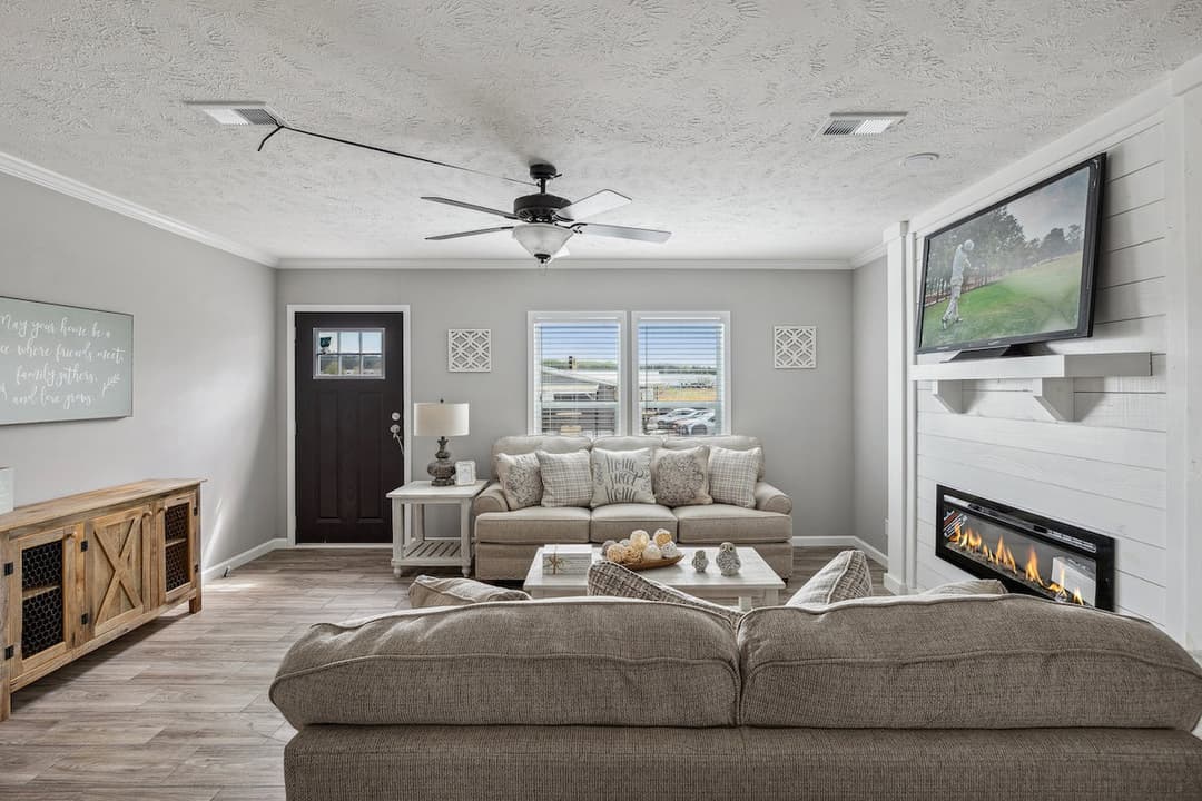 The achilles interior home features