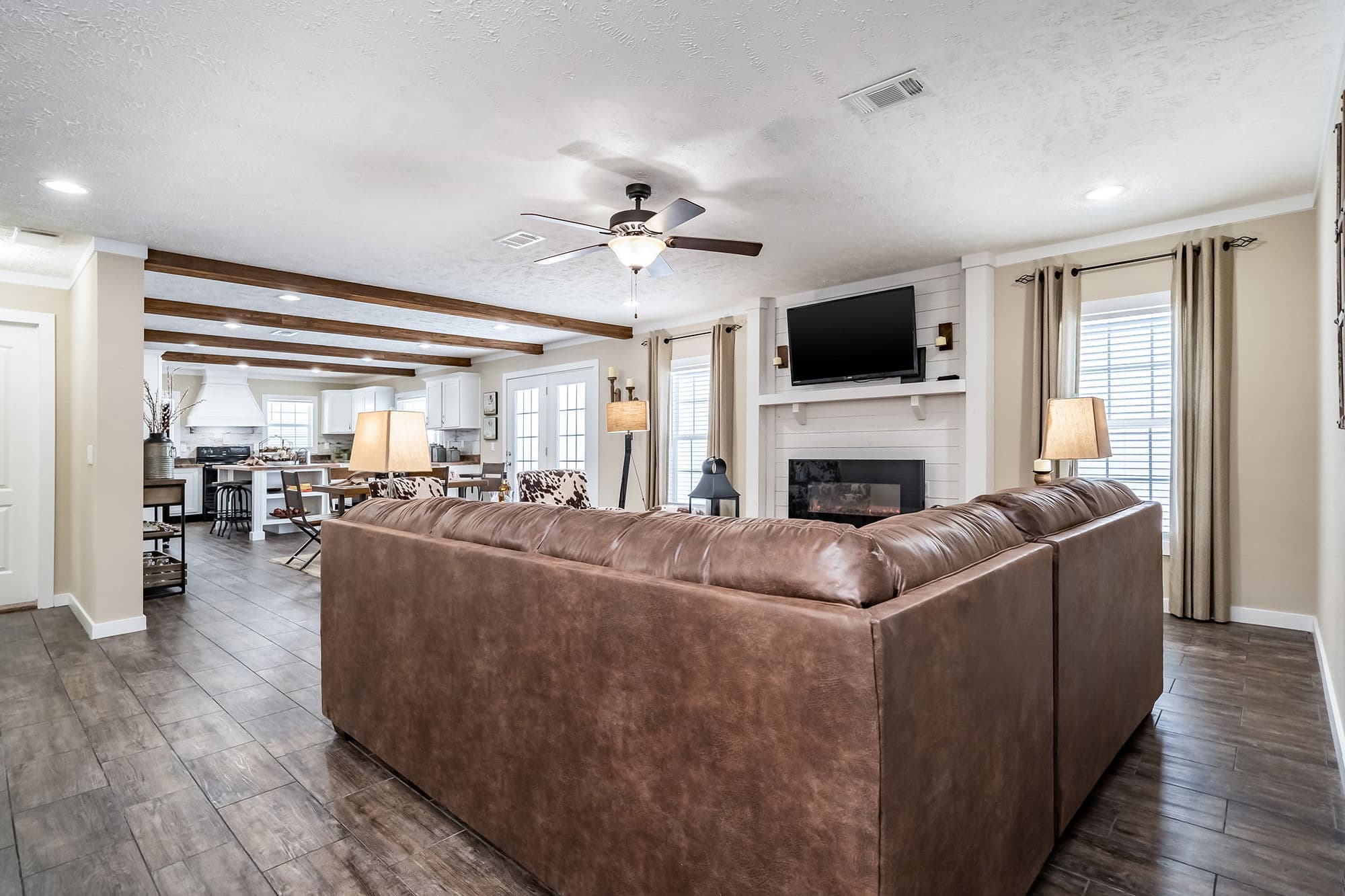 Md-42-32 interior home features