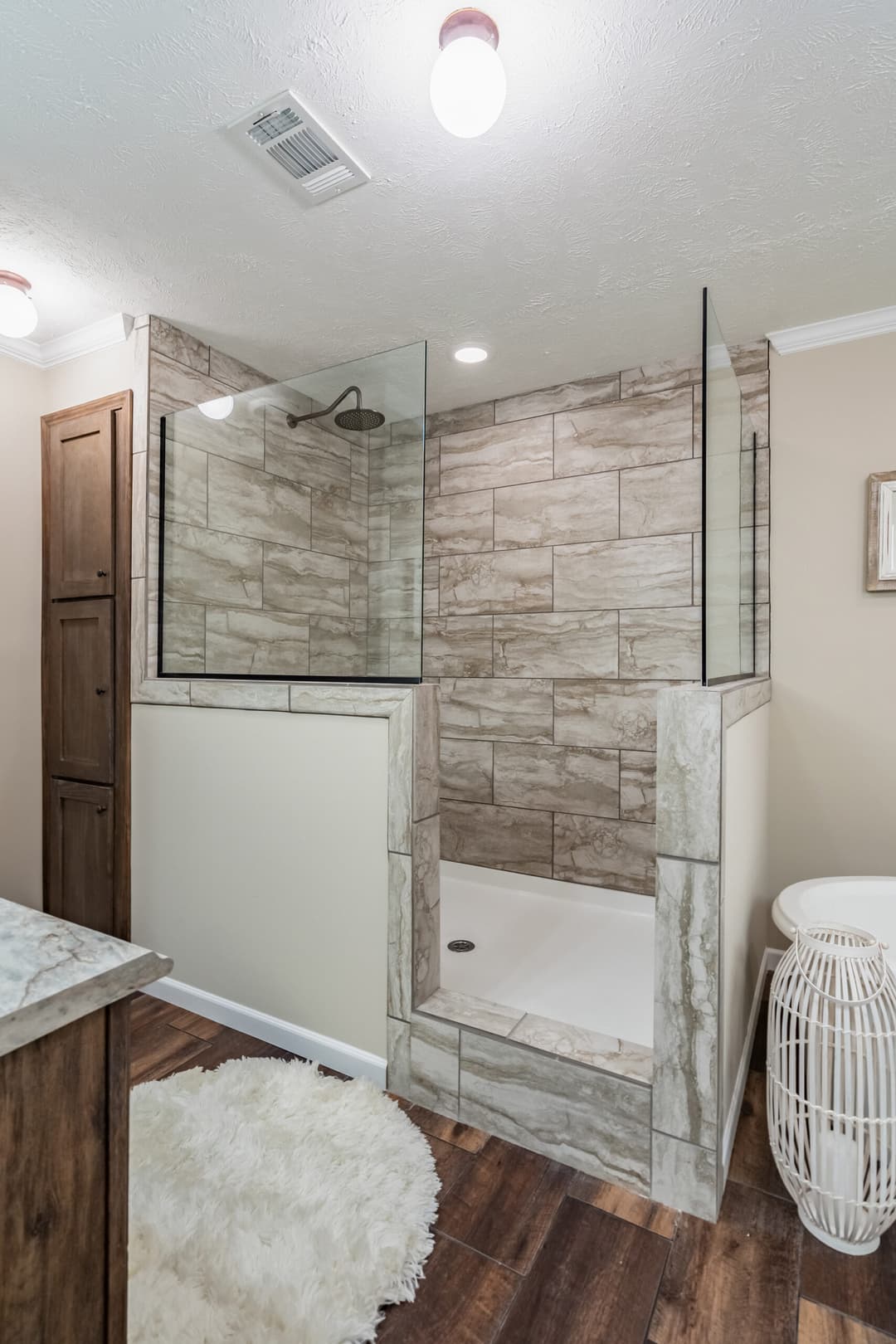 Kb-3245 bathroom home features