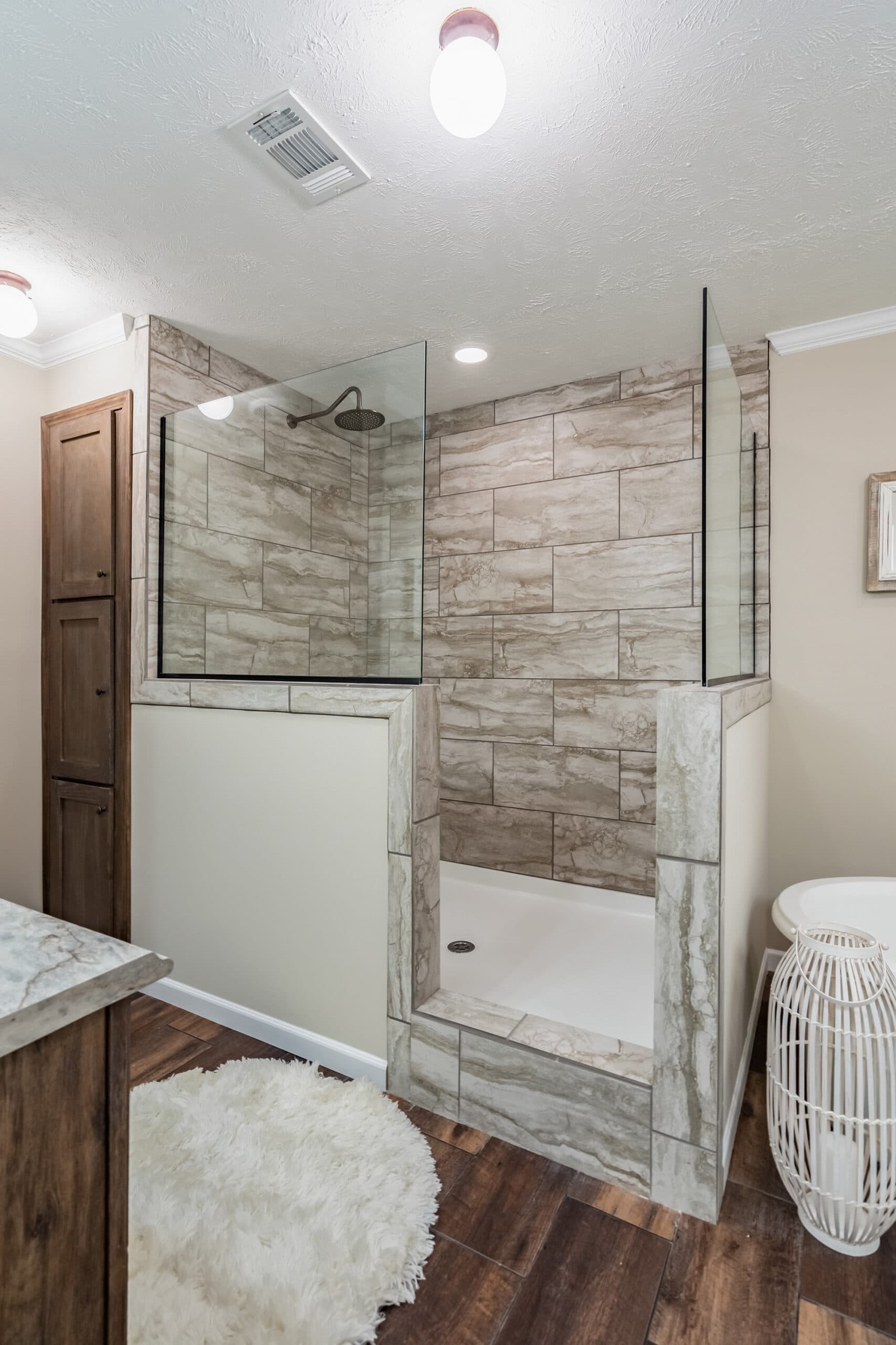 Kb-3245 bathroom home features
