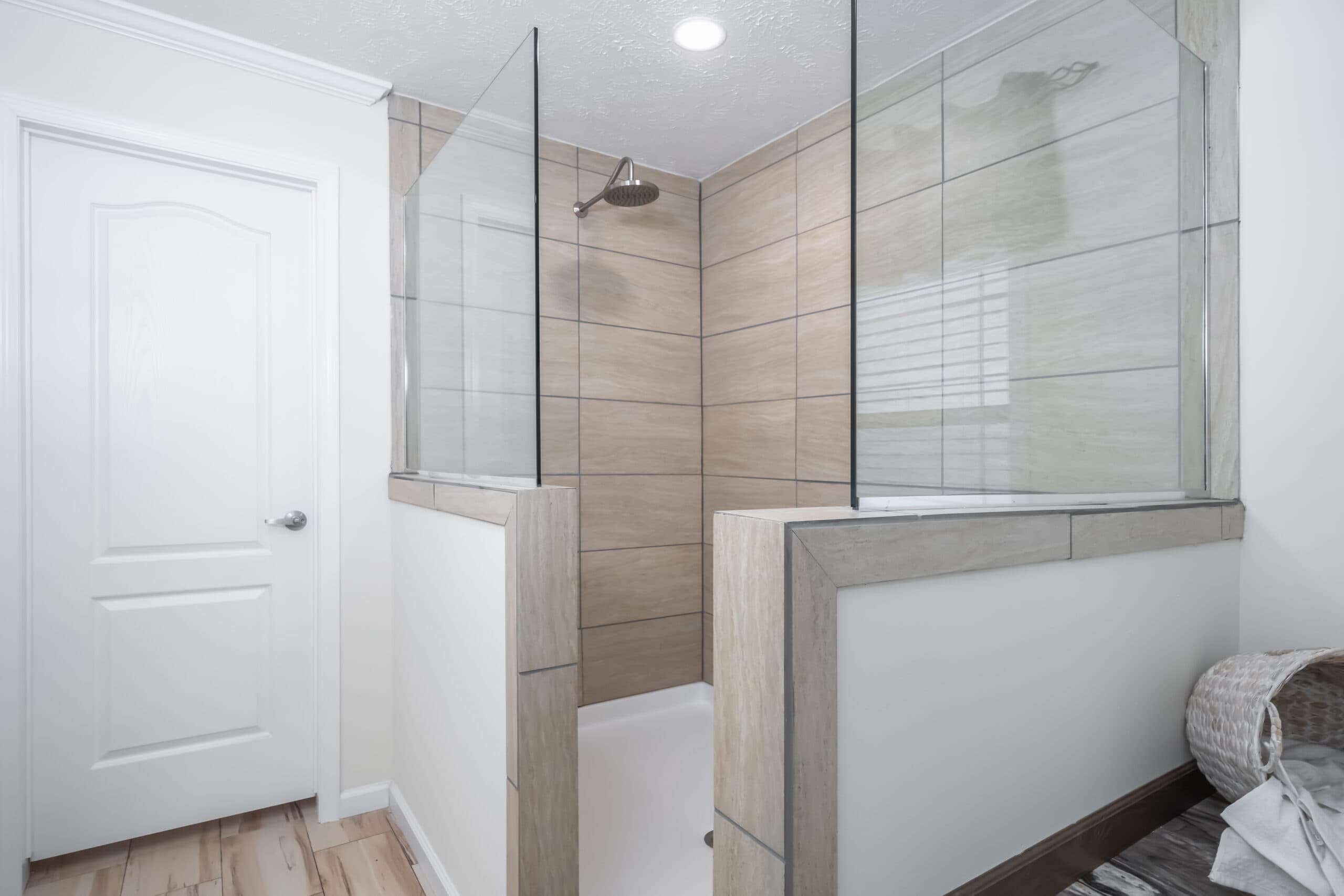 Kb-3249 bathroom home features