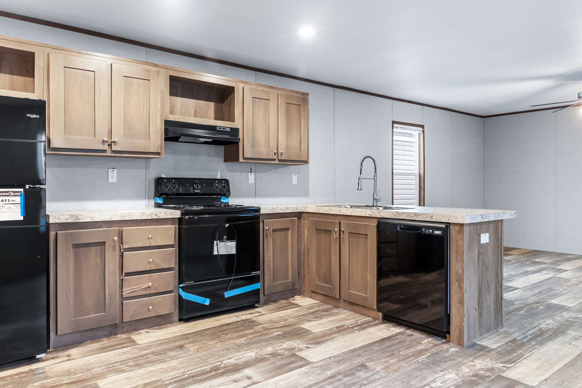 Atlantis 16x76 kitchen home features