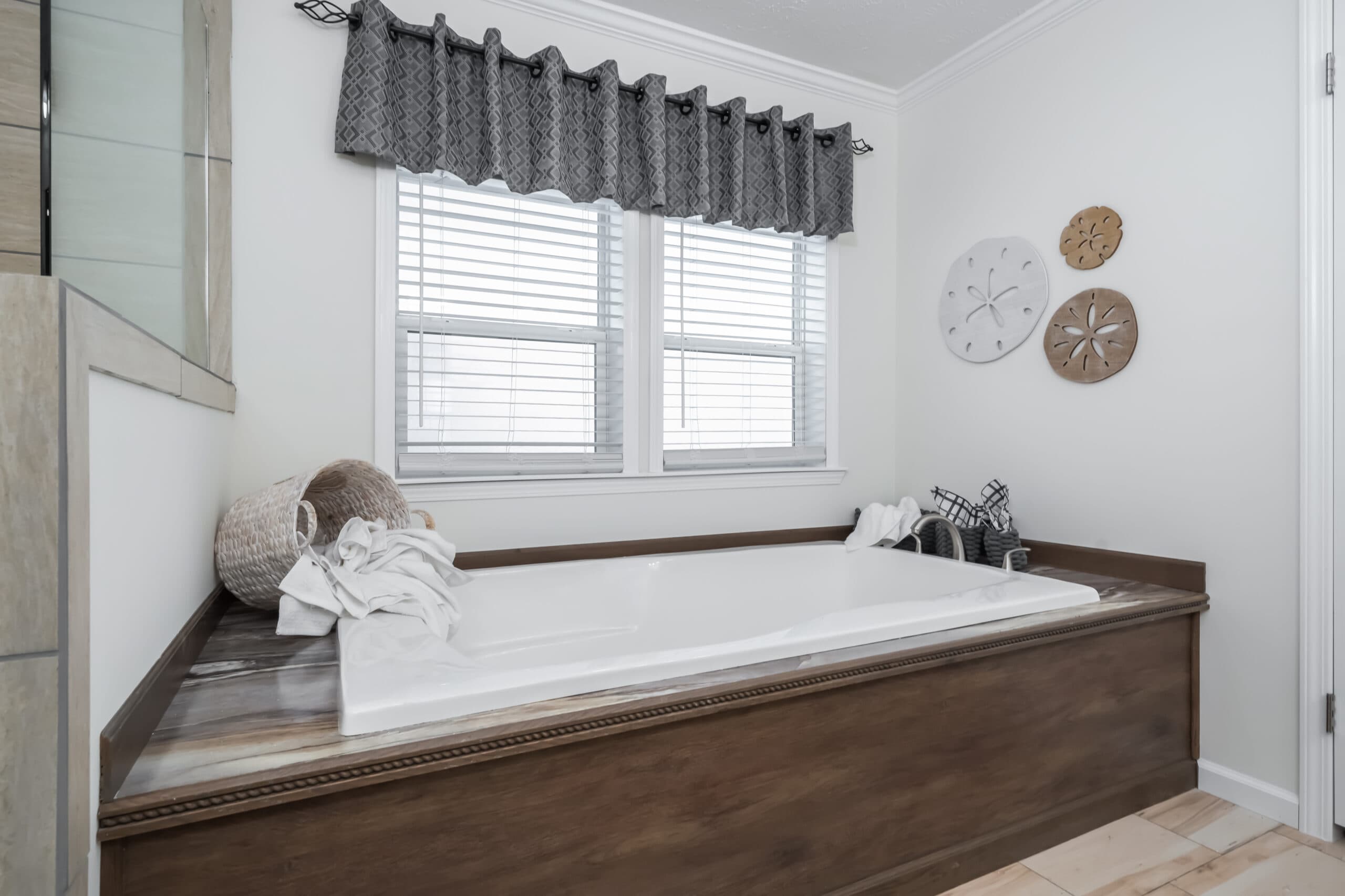 Kb-3249 bathroom home features