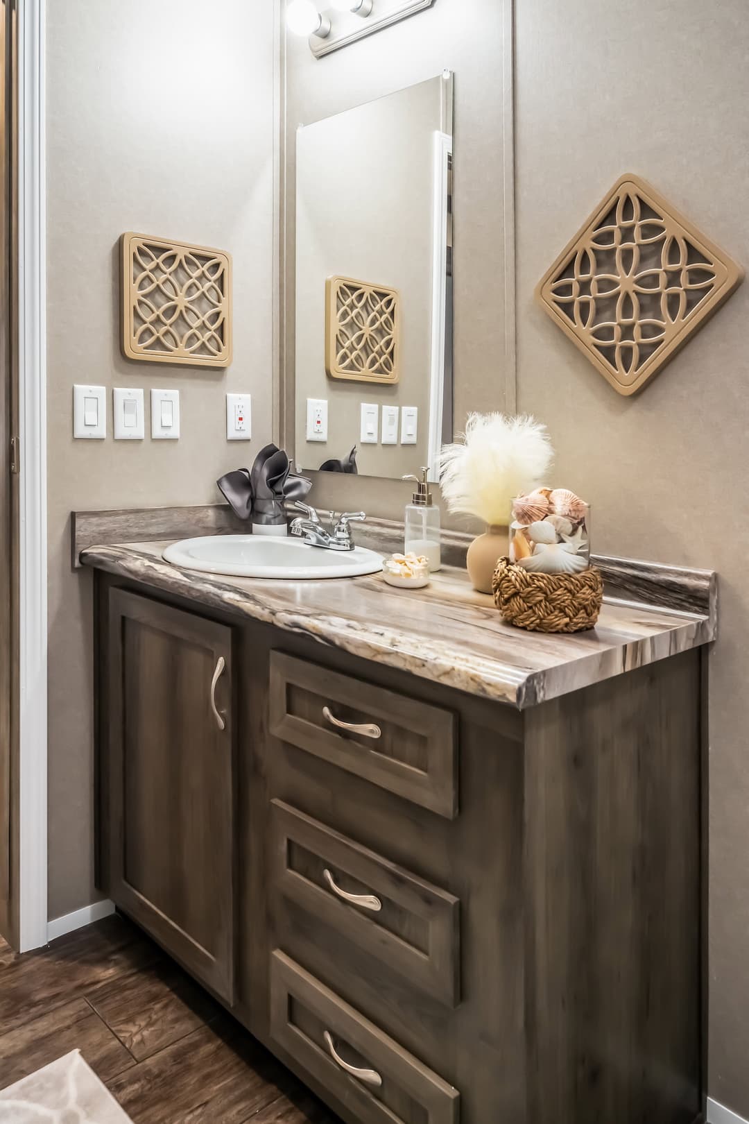 Md-44-32 bathroom home features