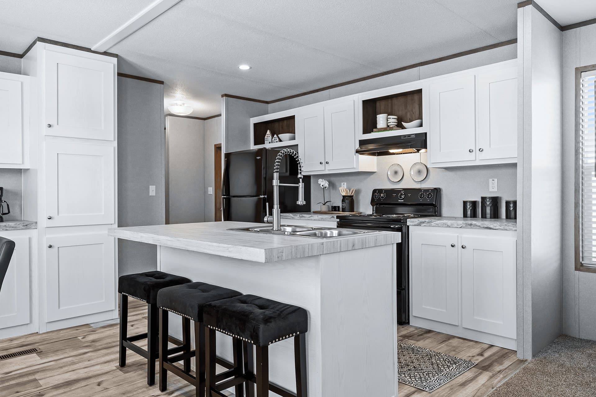 The cuatro 18x76 kitchen and hero home features