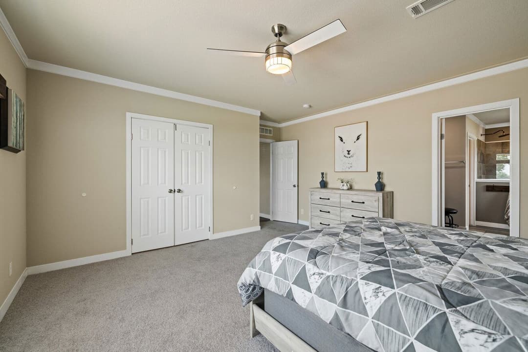 El rancho bedroom home features