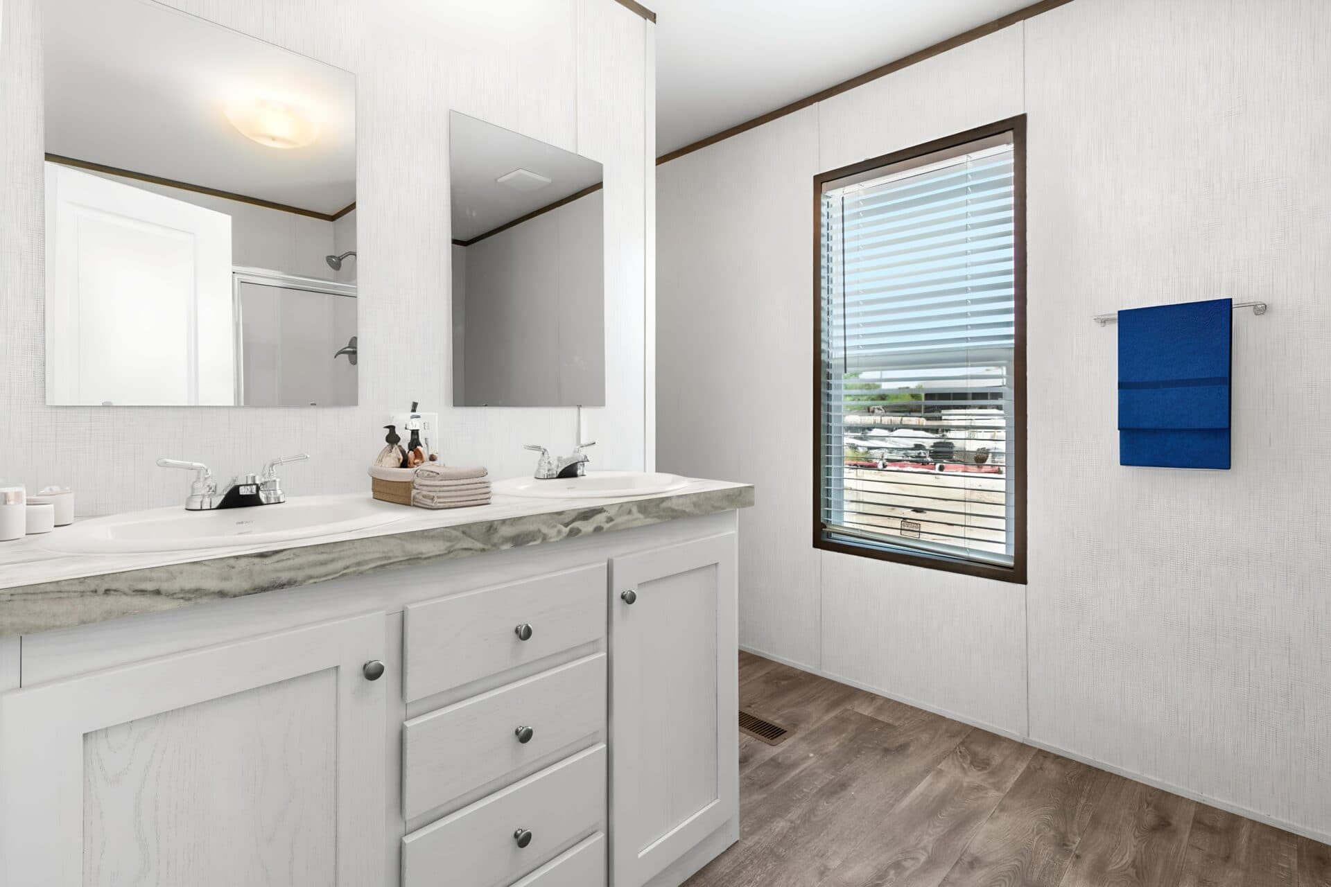 Molly 16x60 bathroom home features