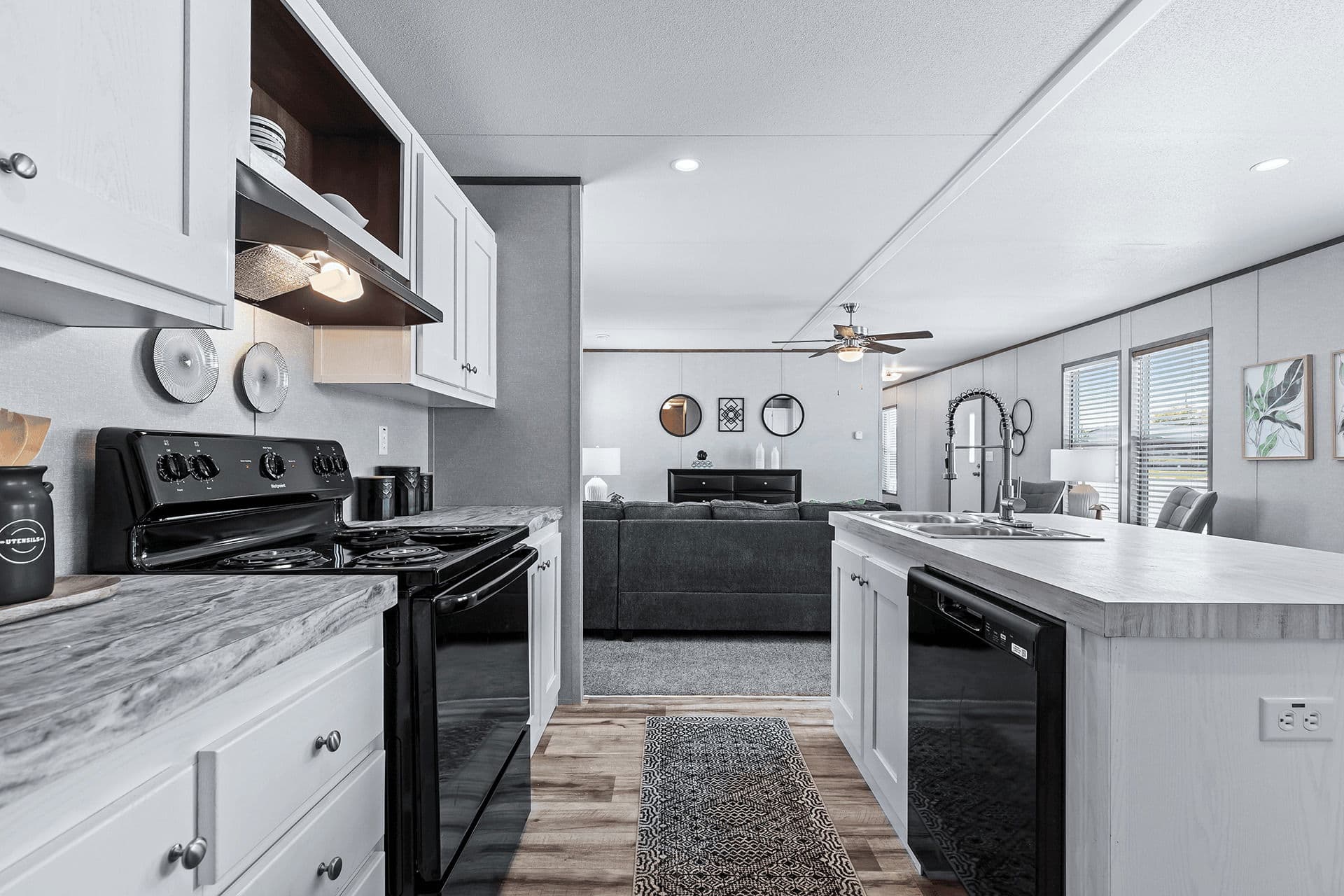 The cuatro 18x76  home features