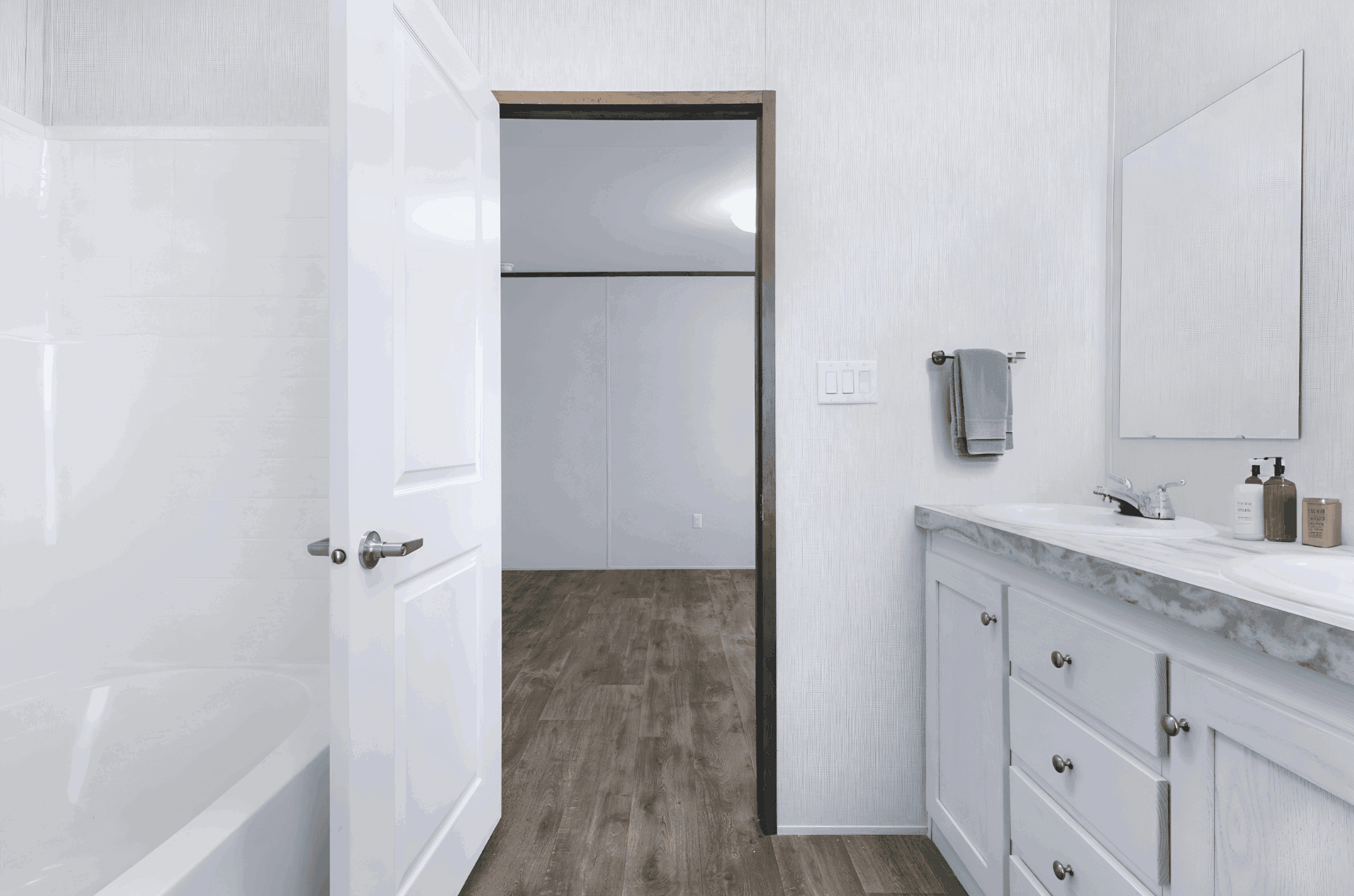 Atlantis 16x76 bathroom home features