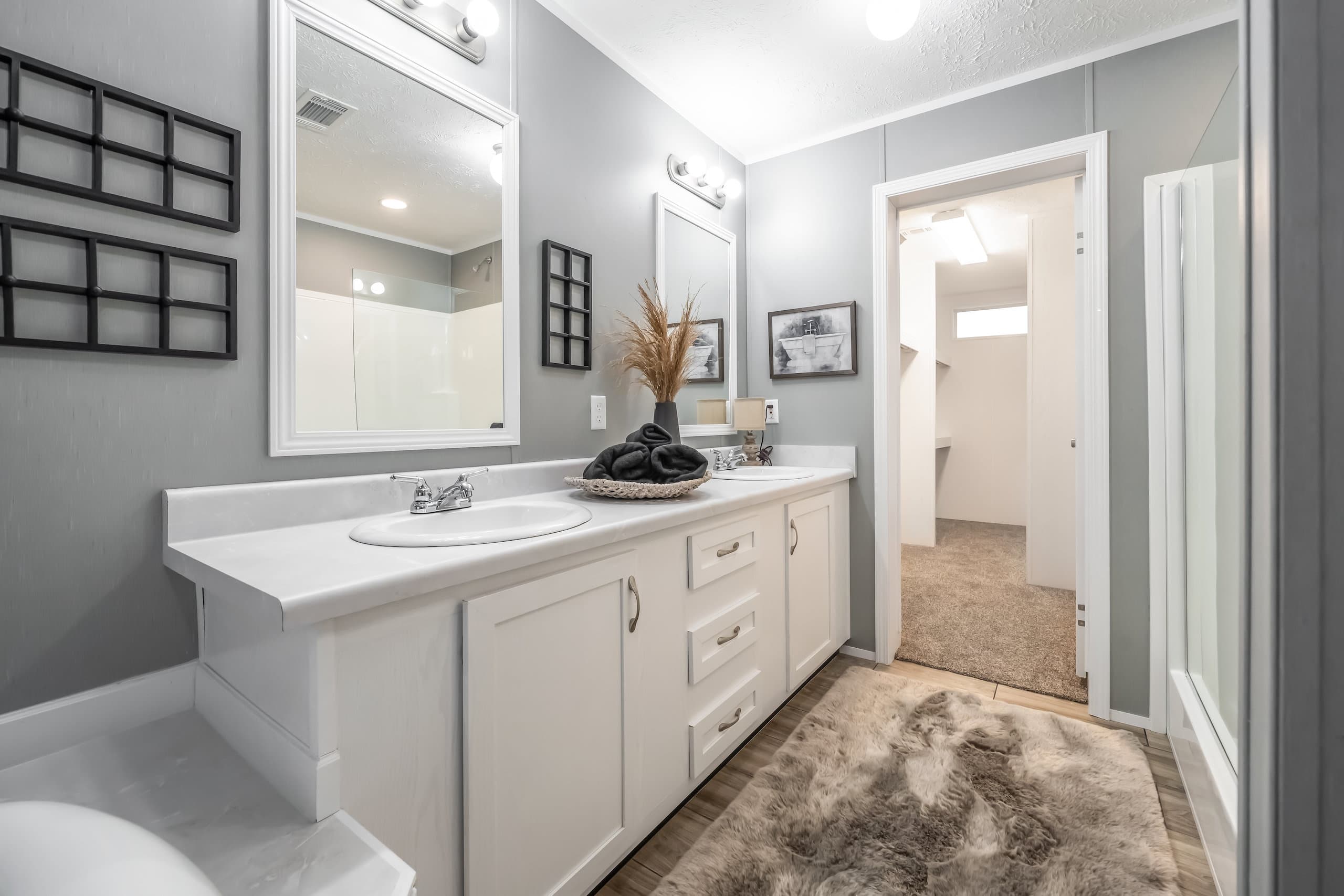 Md-50 bathroom home features