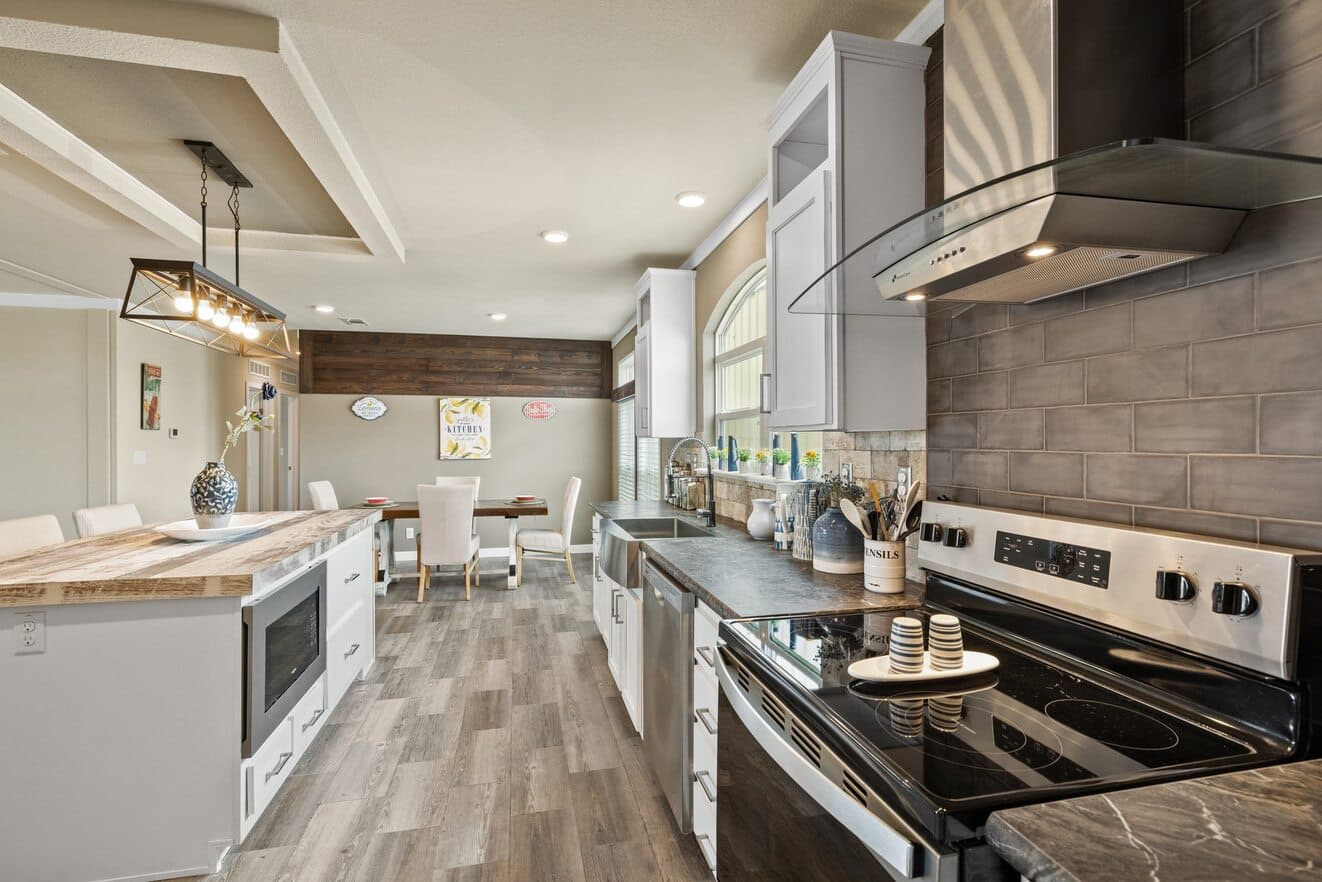 El rancho kitchen home features