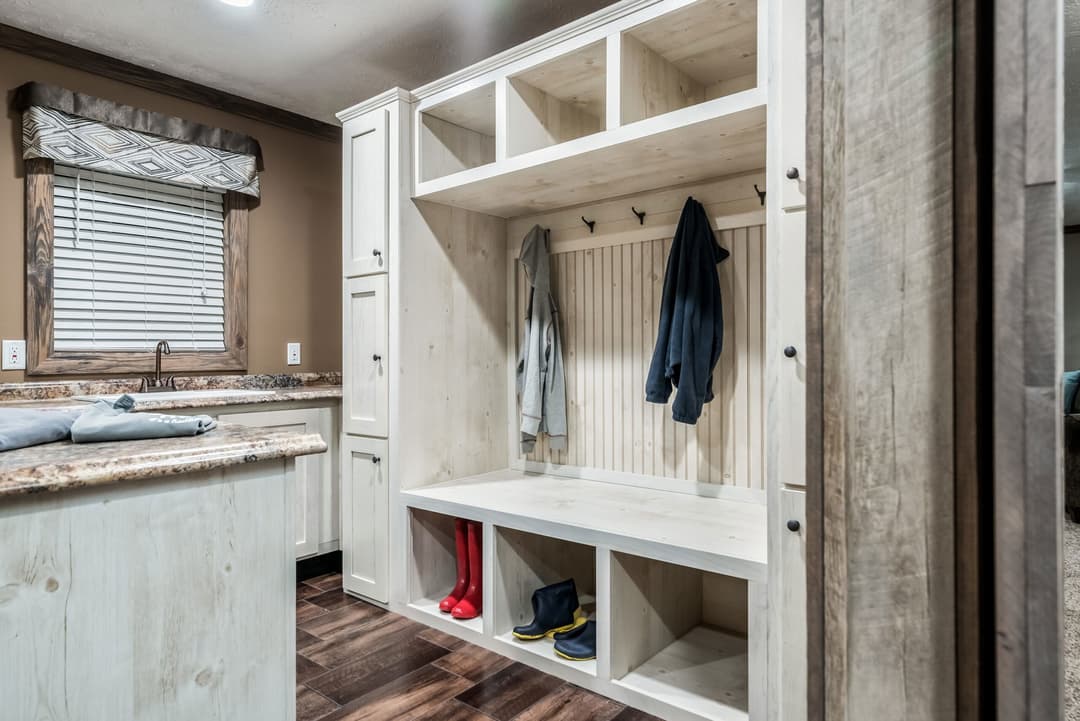 Kb-3243 interior home features